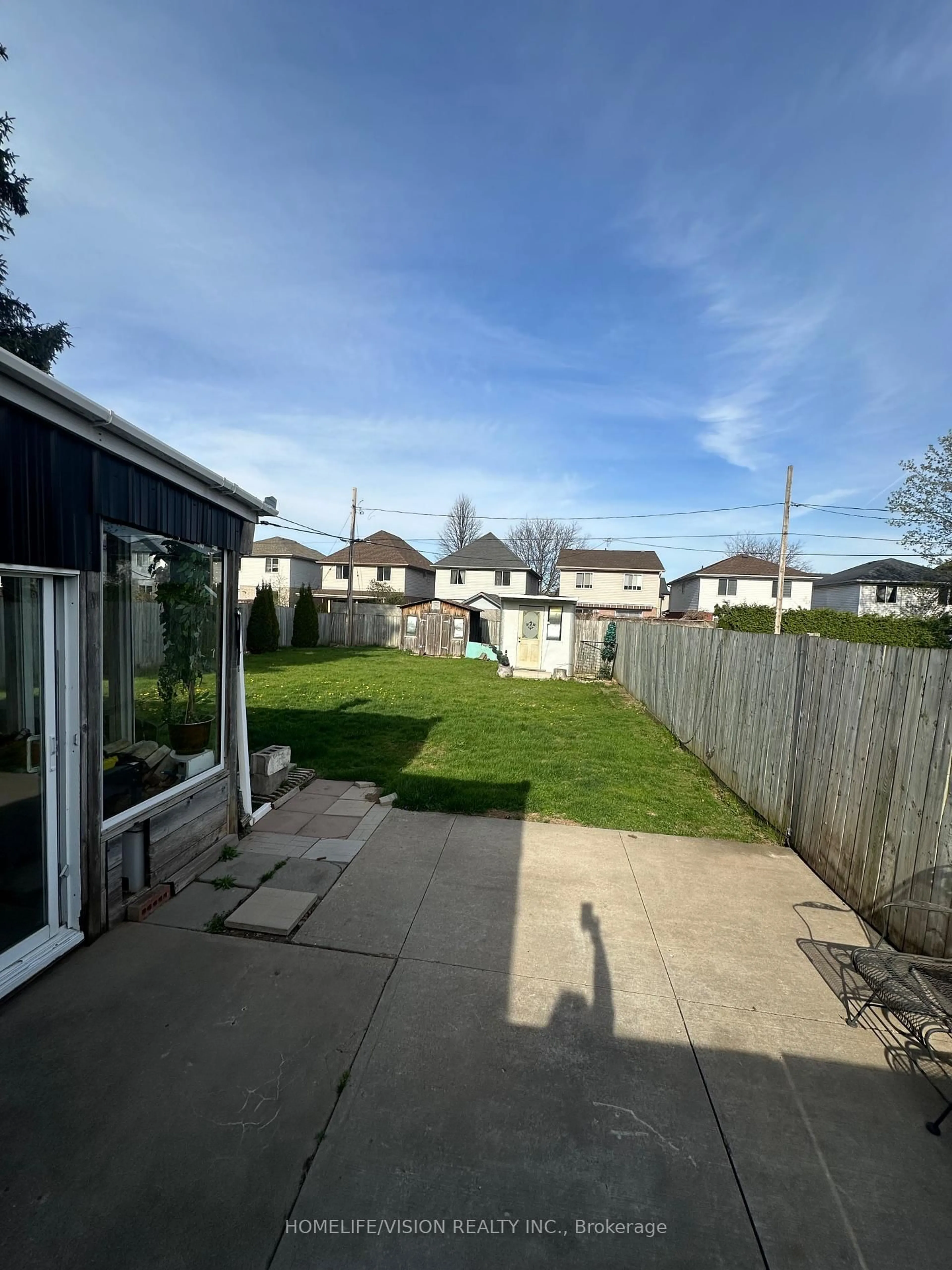 A pic from outside/outdoor area/front of a property/back of a property/a pic from drone, street for 195 Sekura St, Cambridge Ontario N1R 3R3