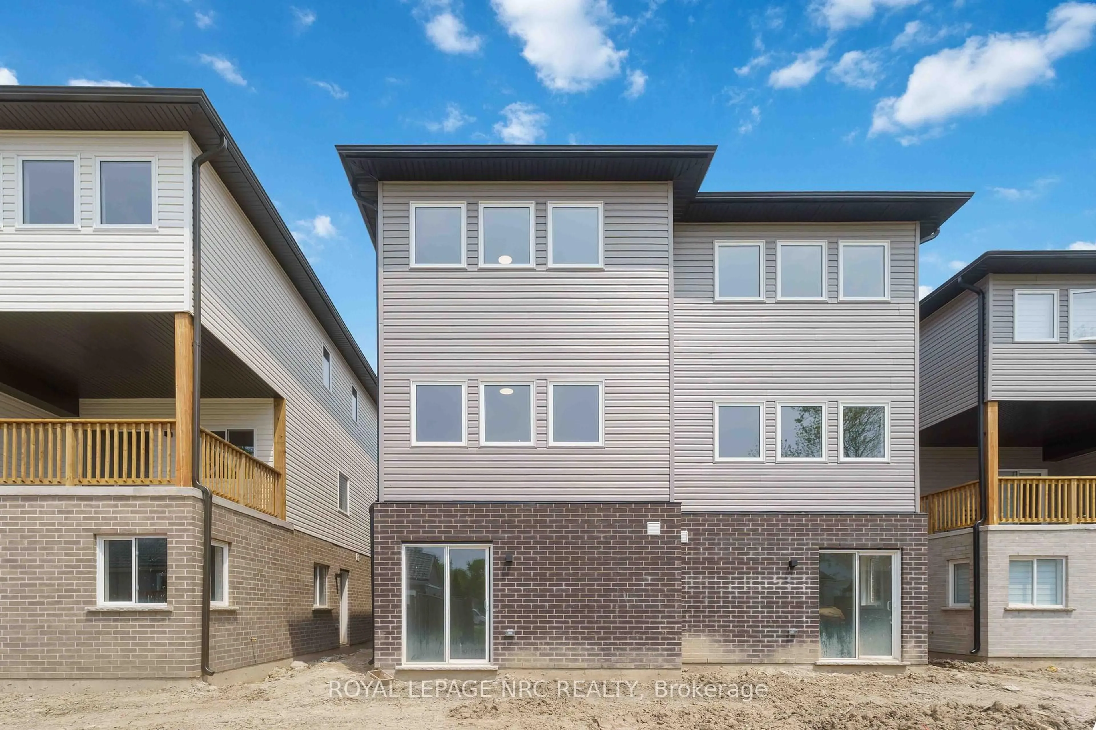 Home with vinyl exterior material, building for 71 Superior St, Welland Ontario L3B 3A6