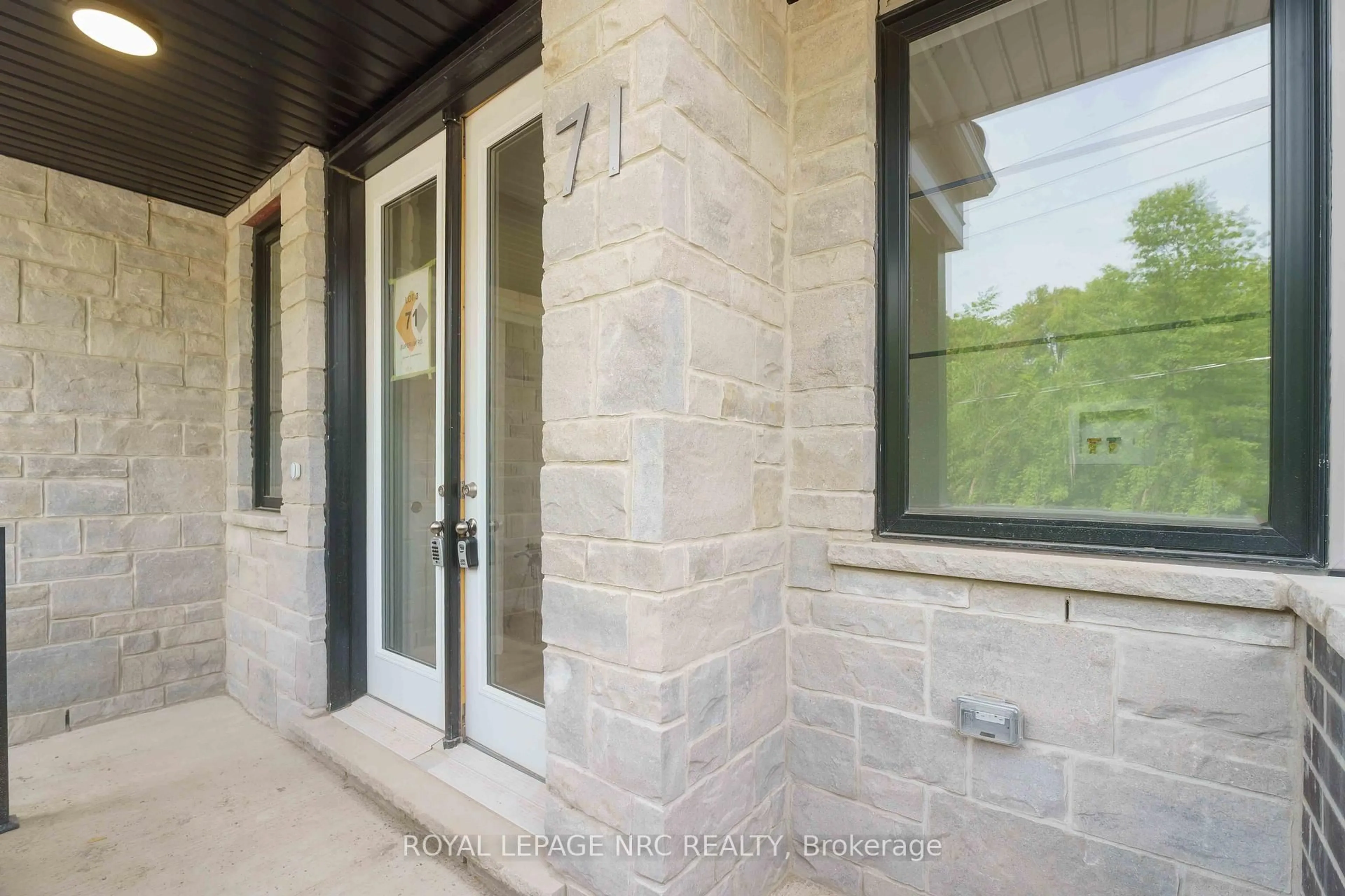 Home with brick exterior material, unknown for 71 Superior St, Welland Ontario L3B 3A6