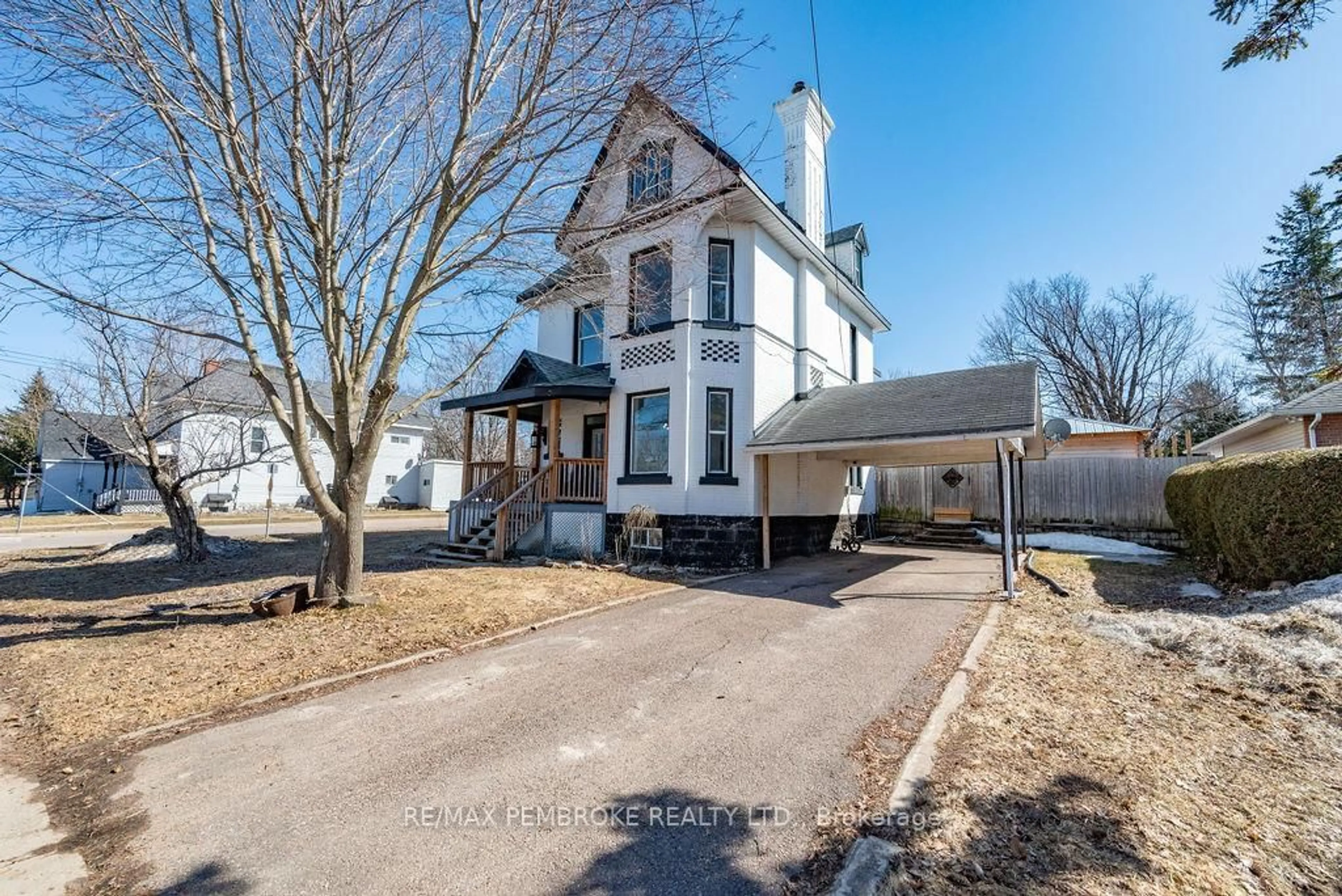 A pic from outside/outdoor area/front of a property/back of a property/a pic from drone, street for 502 Mary St, Pembroke Ontario K8A 5X1