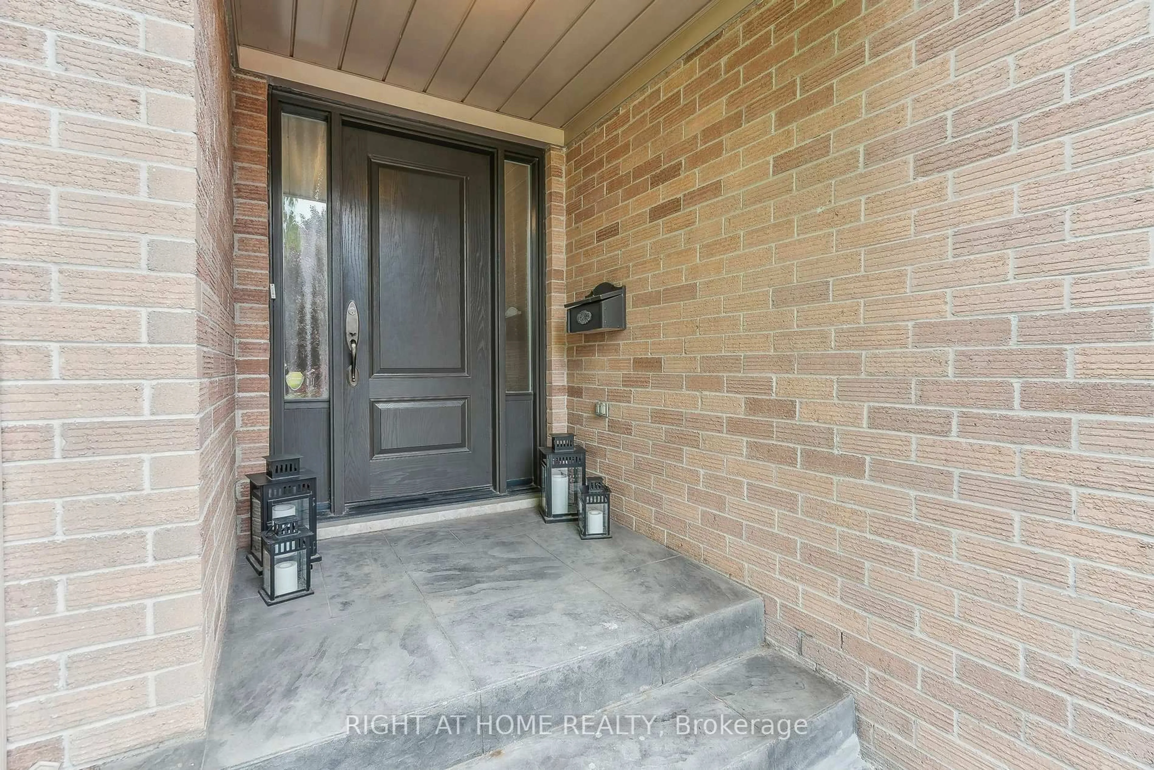 Indoor entryway for 44 Citation Cres, Hamilton Ontario L9K 1H8