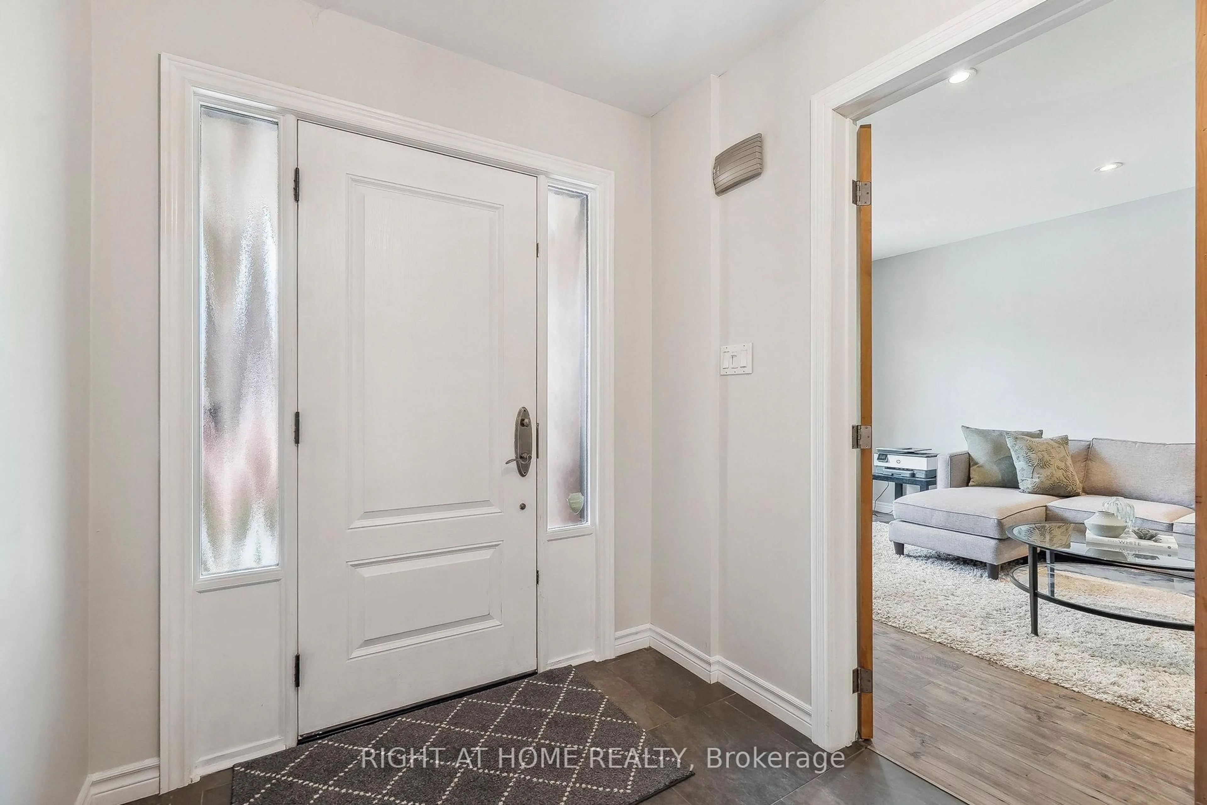 Indoor entryway for 44 Citation Cres, Hamilton Ontario L9K 1H8
