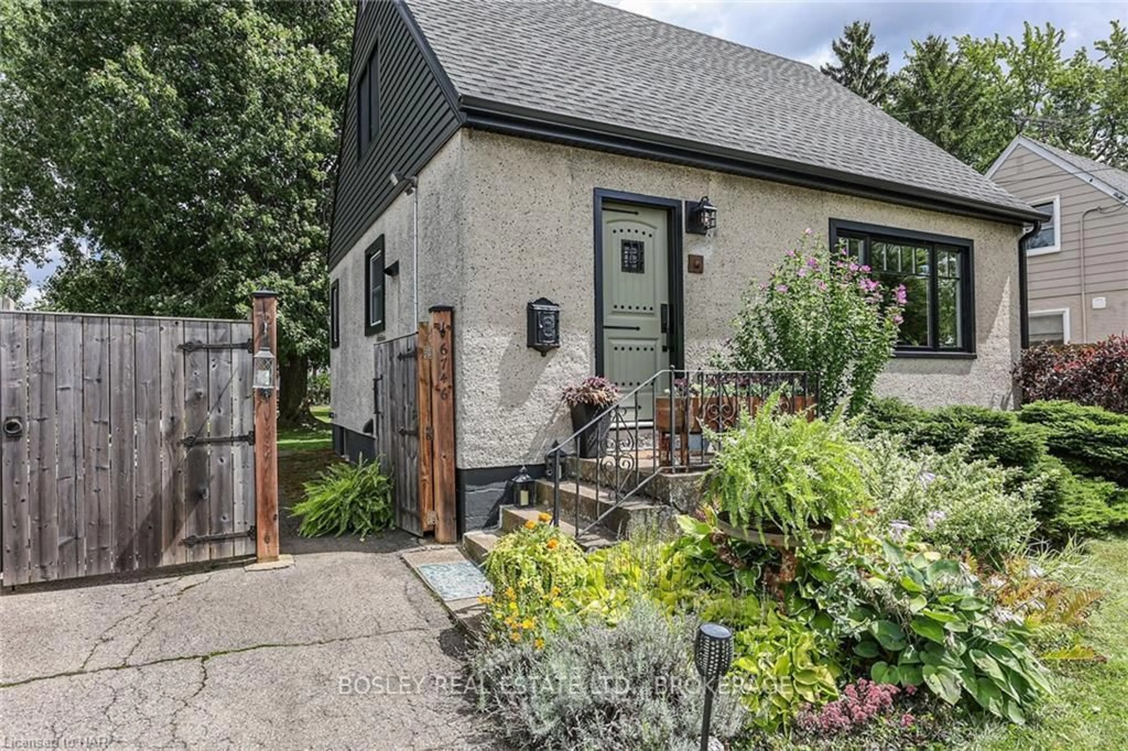 Home with brick exterior material, street for 6746 Waters Ave, Niagara Falls Ontario L2G 5X1