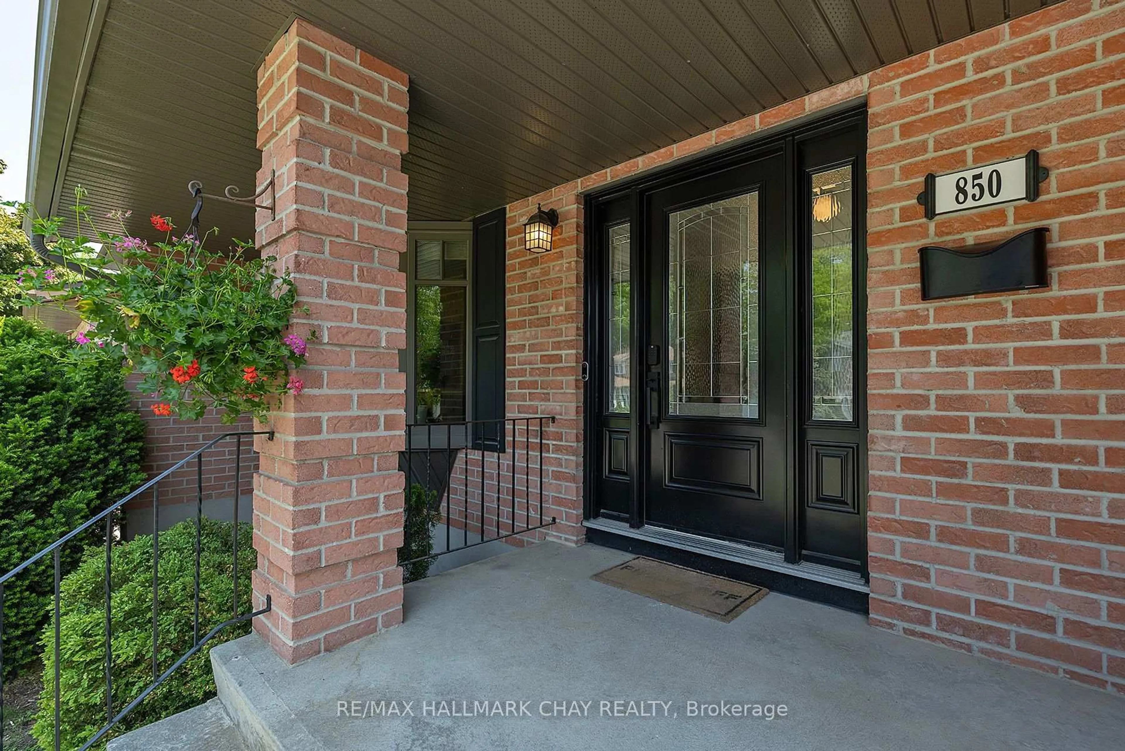 Indoor entryway for 850 Rowantree Cres, Kingston Ontario K7P 1P5