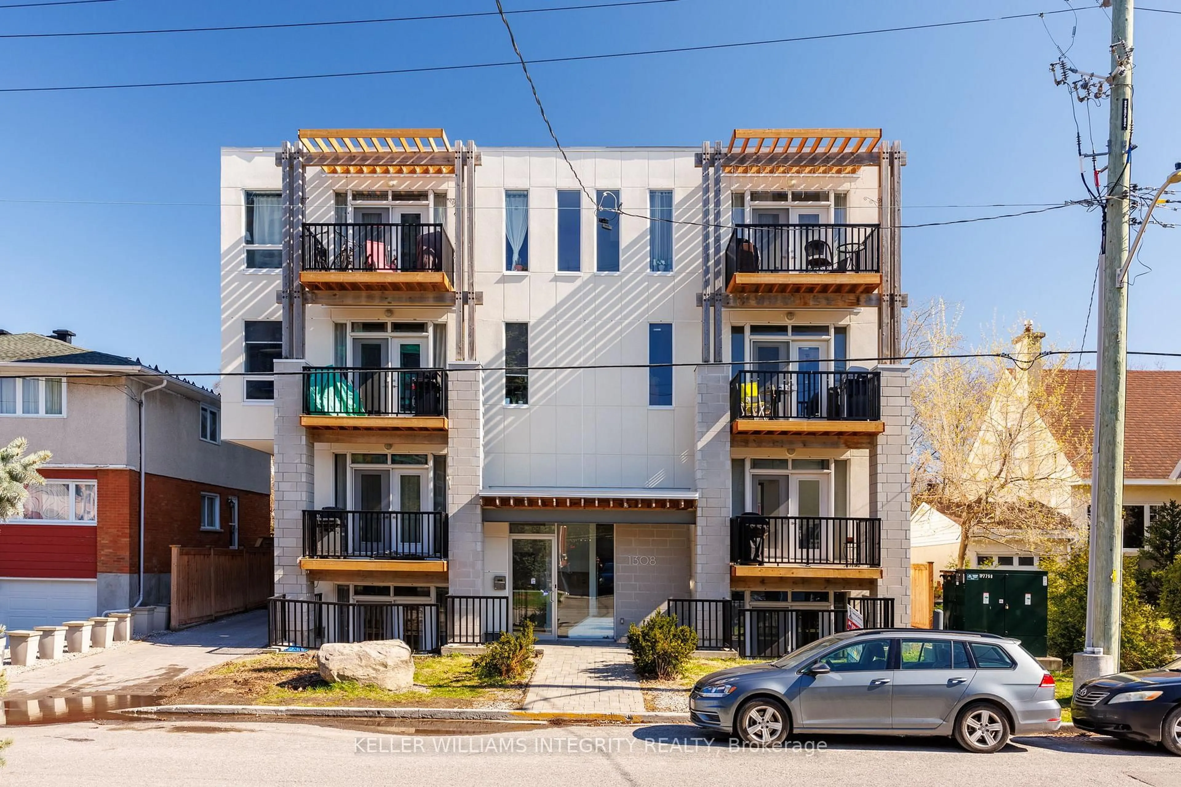 Patio, street for 1308 THAMES St #202, Ottawa Ontario K1Z 7N4