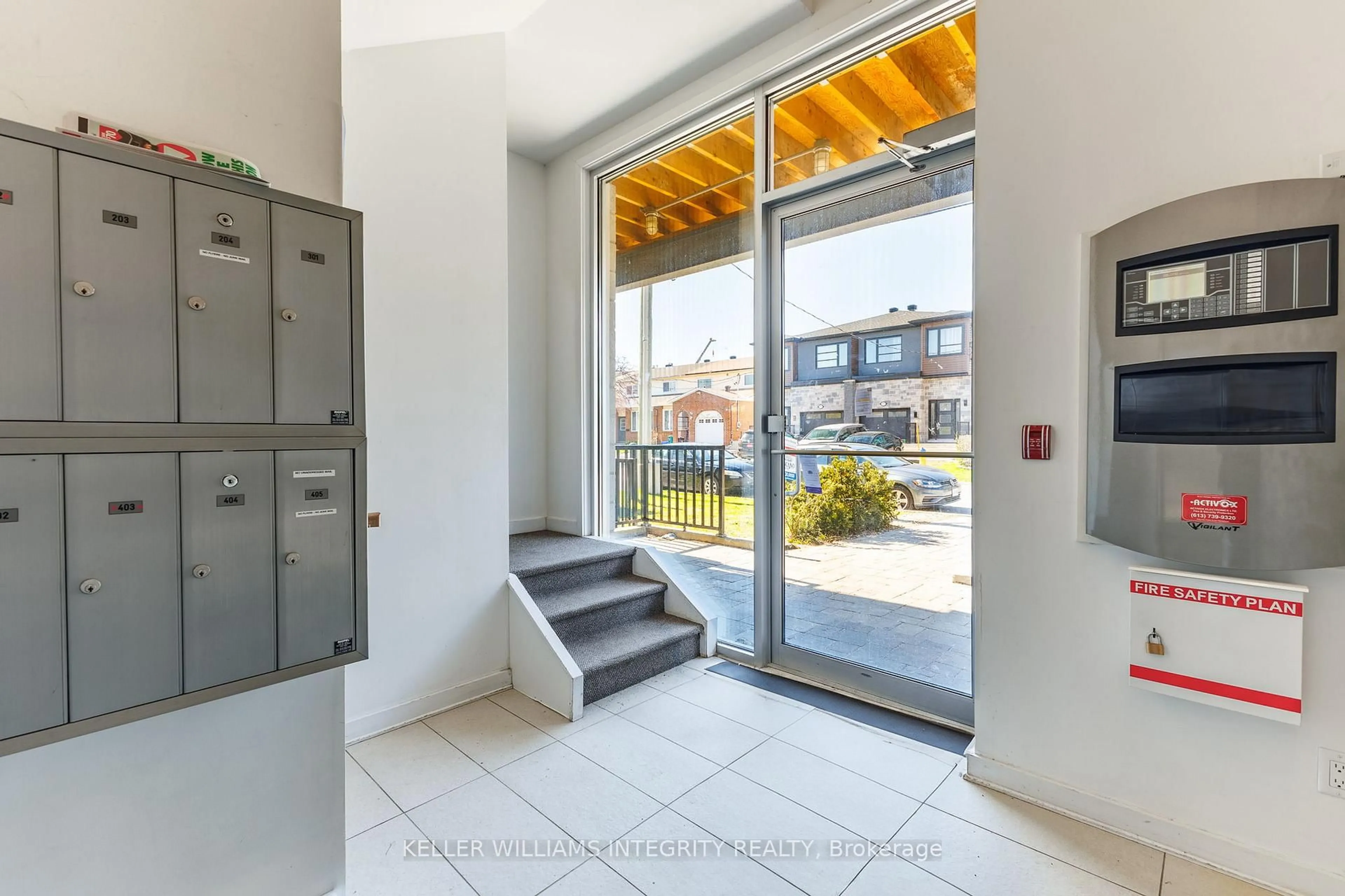 Indoor entryway for 1308 THAMES St #202, Ottawa Ontario K1Z 7N4