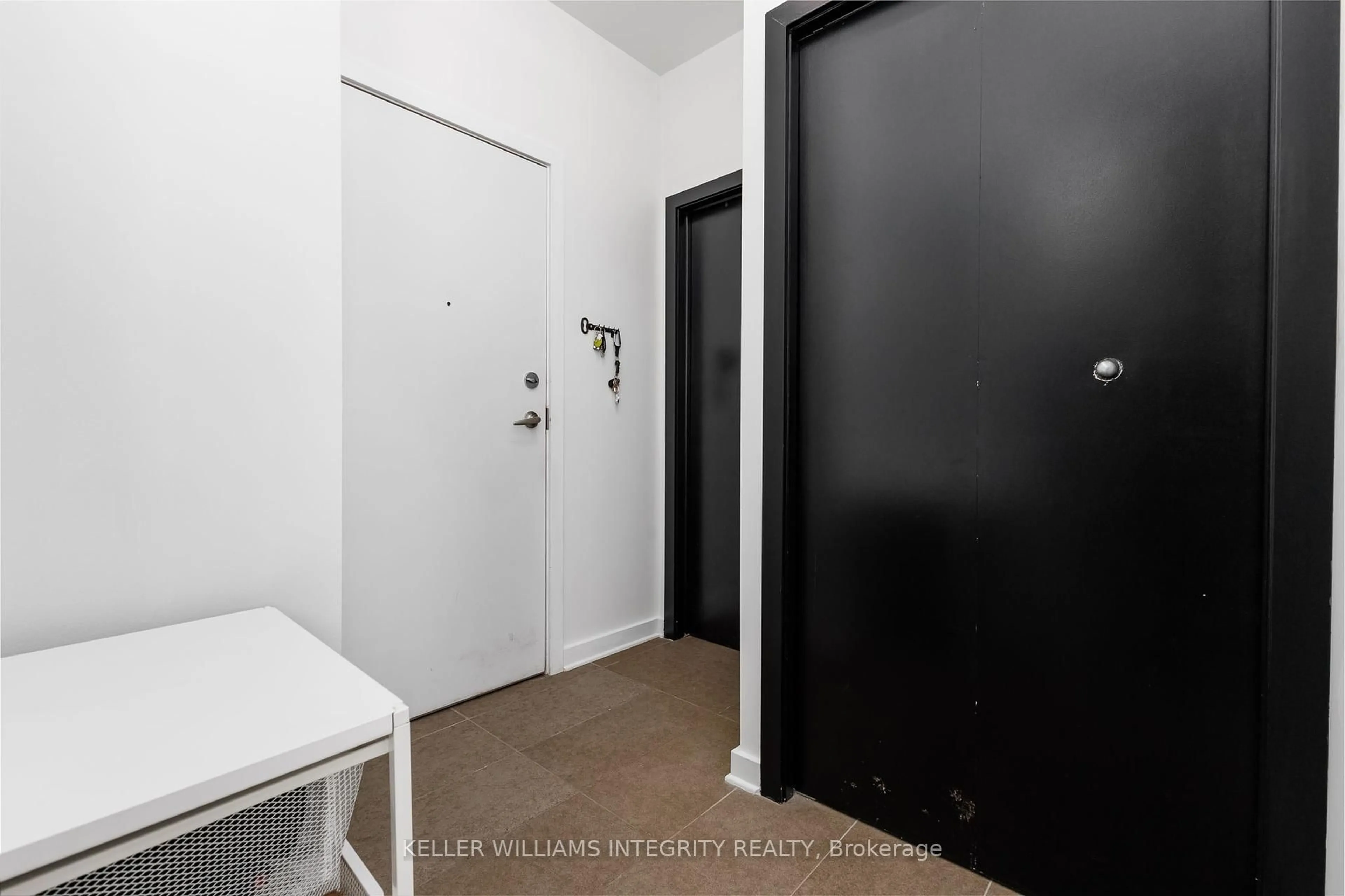 Indoor entryway for 1308 THAMES St #202, Ottawa Ontario K1Z 7N4