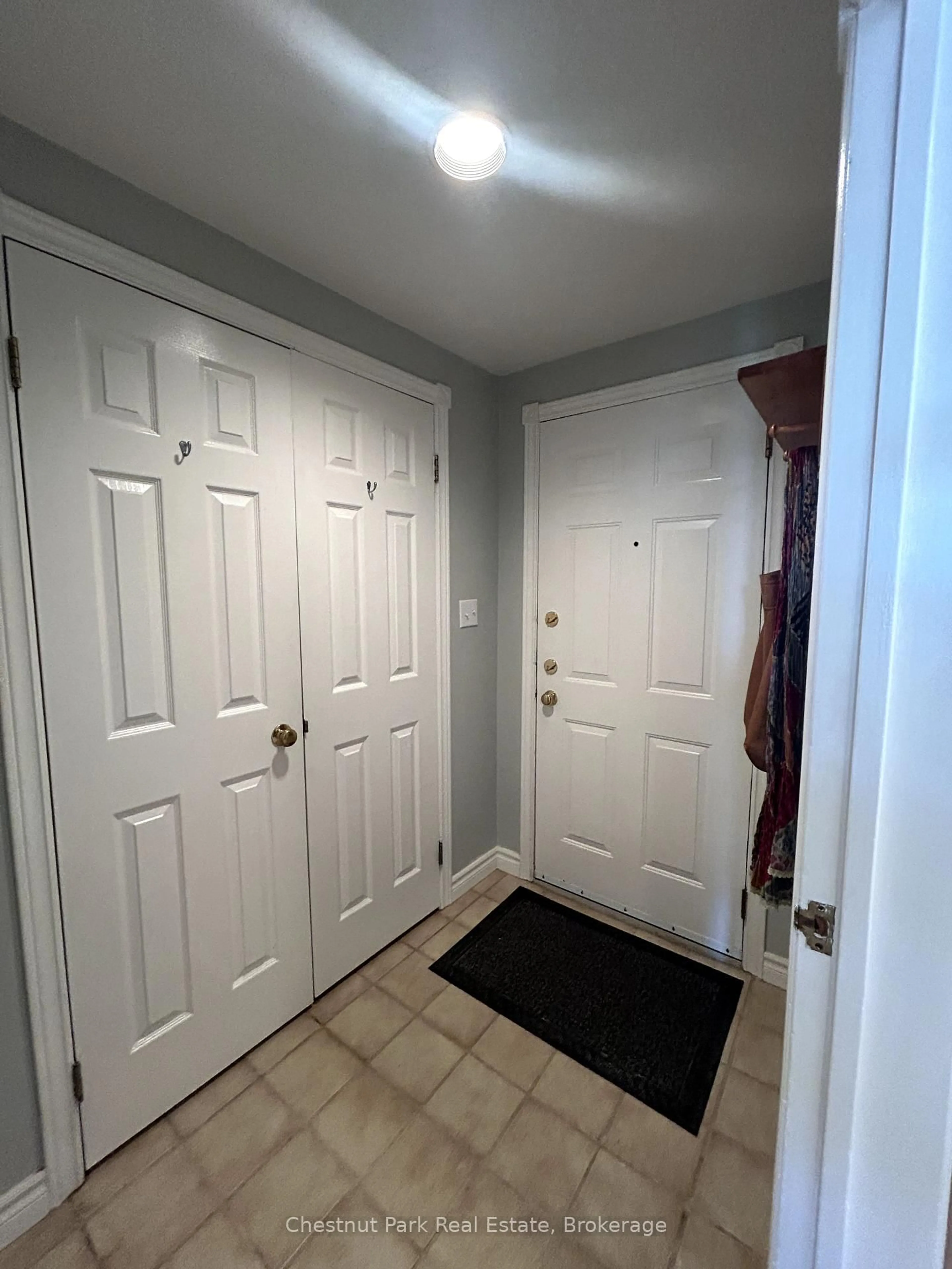 Indoor entryway for 3421 Grandview Forest Hill Dr #5, Huntsville Ontario P1H 2J5