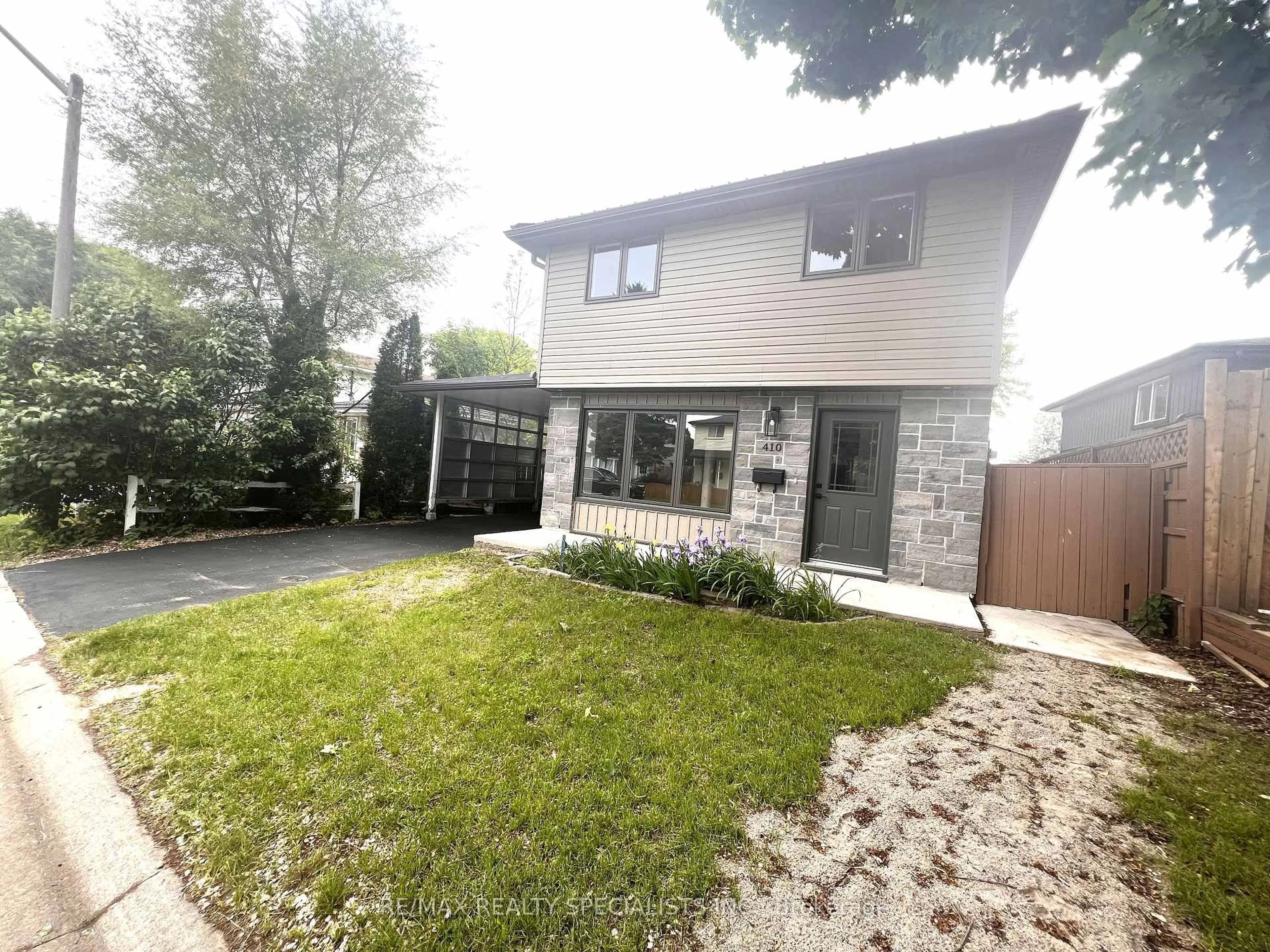 A pic from outside/outdoor area/front of a property/back of a property/a pic from drone, street for 410 Pinetree Cres, Cambridge Ontario N3H 4X5