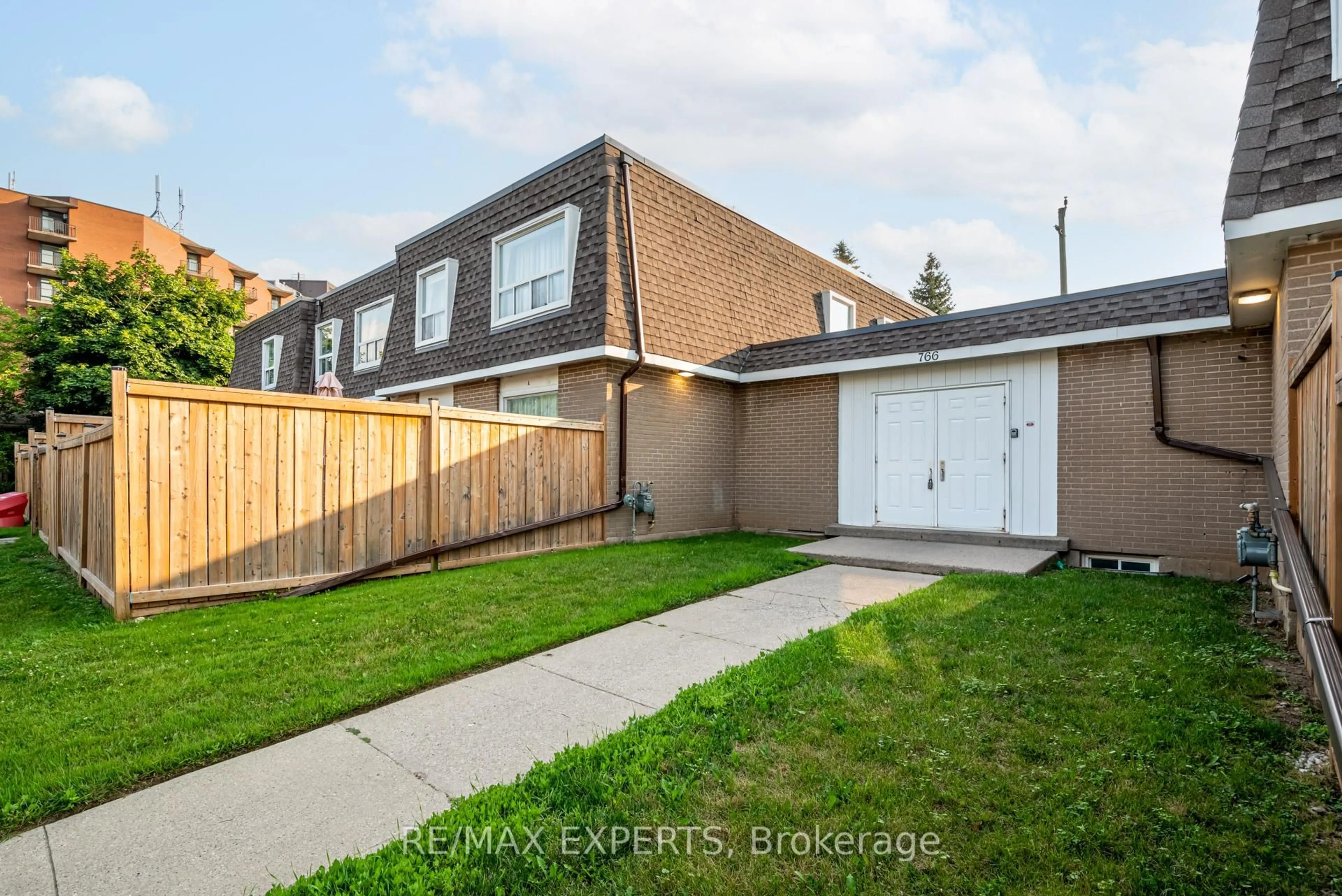 A pic from outside/outdoor area/front of a property/back of a property/a pic from drone, street for 766 WALTER St #J, Cambridge Ontario N3H 4P3