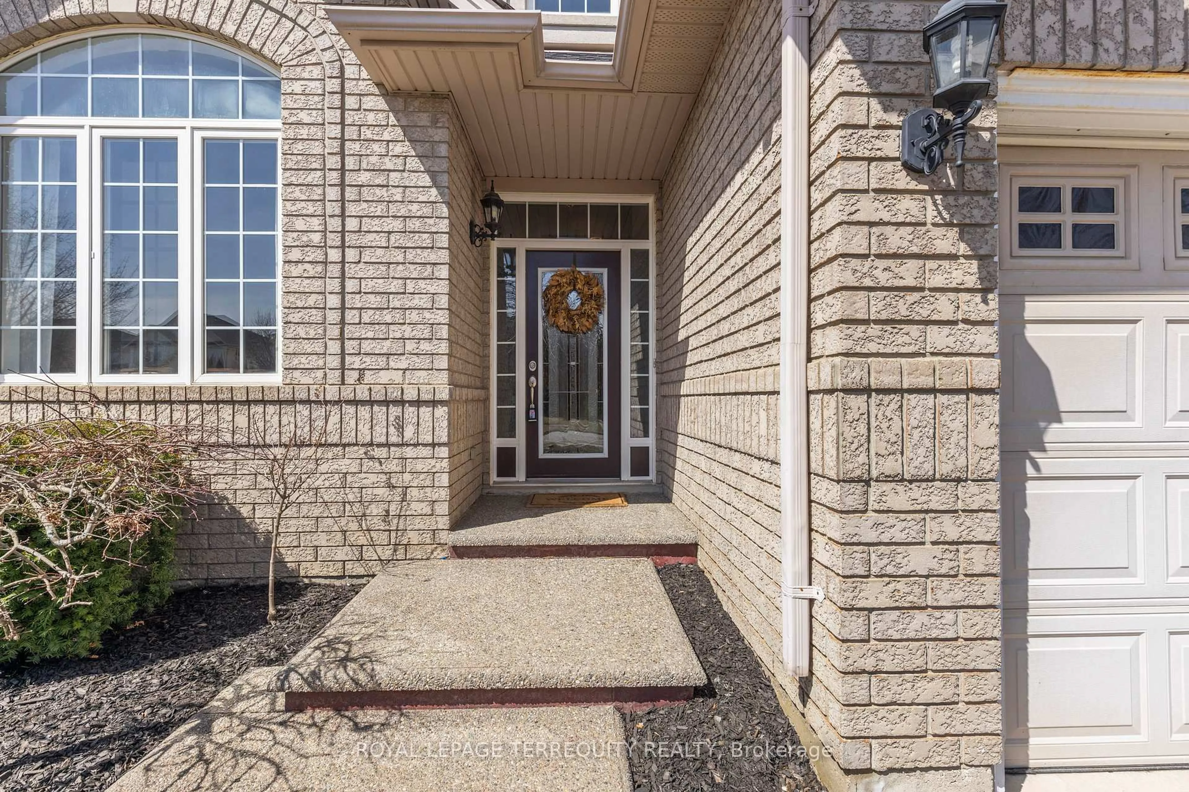 Indoor entryway for 52 Biggs Ave, Hamilton Ontario L9K 1R7