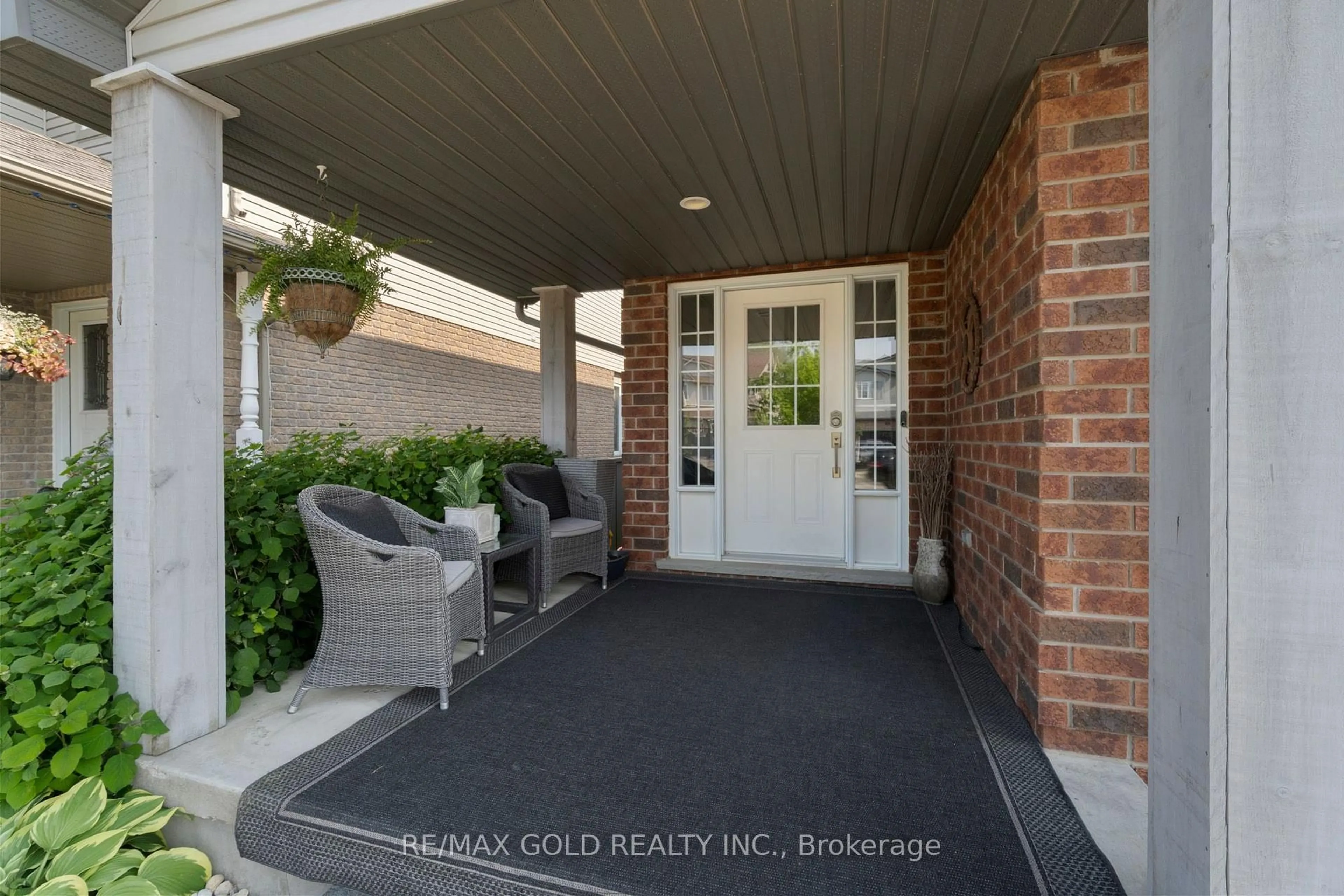 Indoor entryway for 239 Park Ave, Woolwich Ontario N3B 3N3