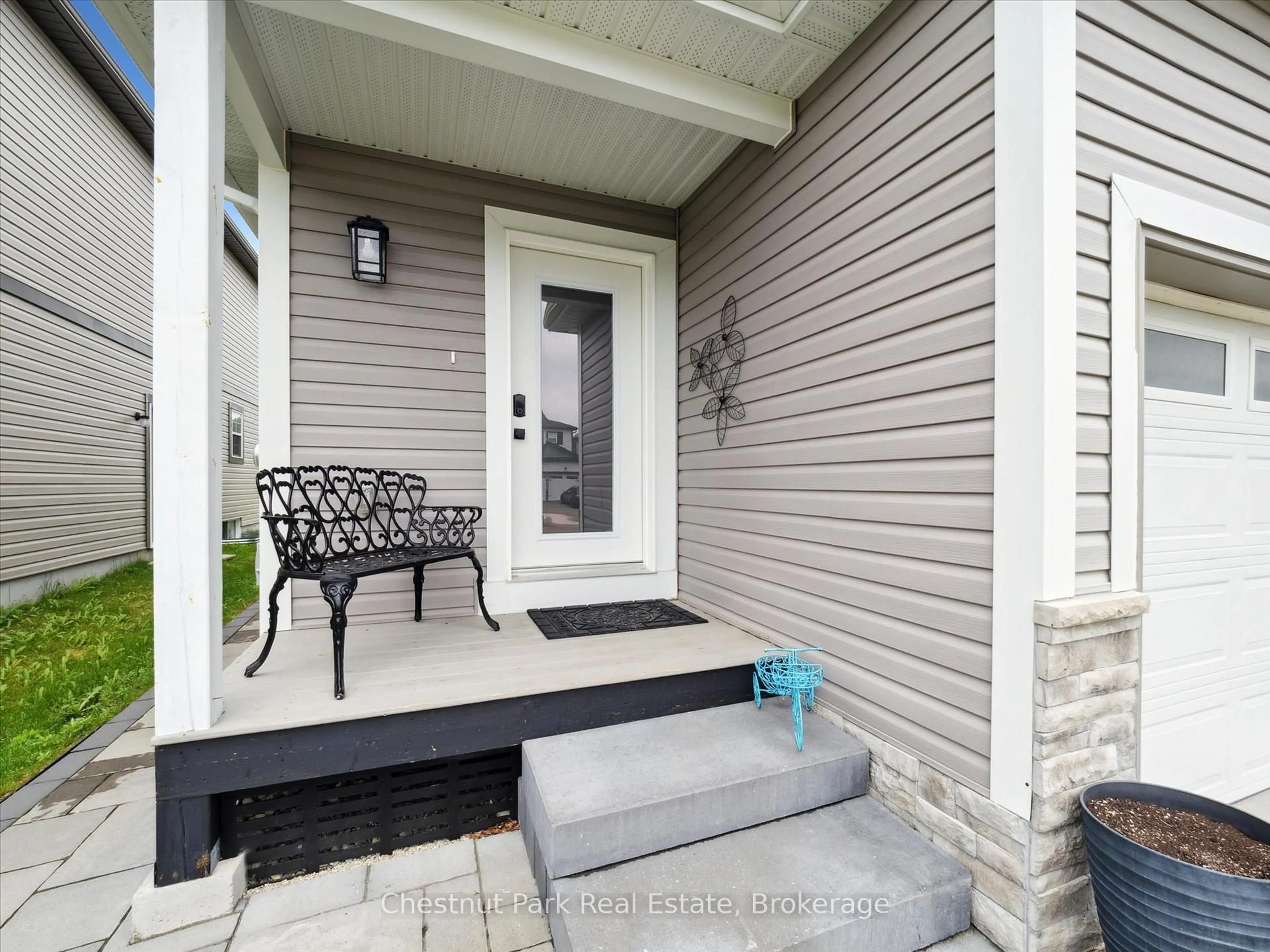 Indoor entryway for 245 Wild Rose Dr, Gravenhurst Ontario P1P 0B4