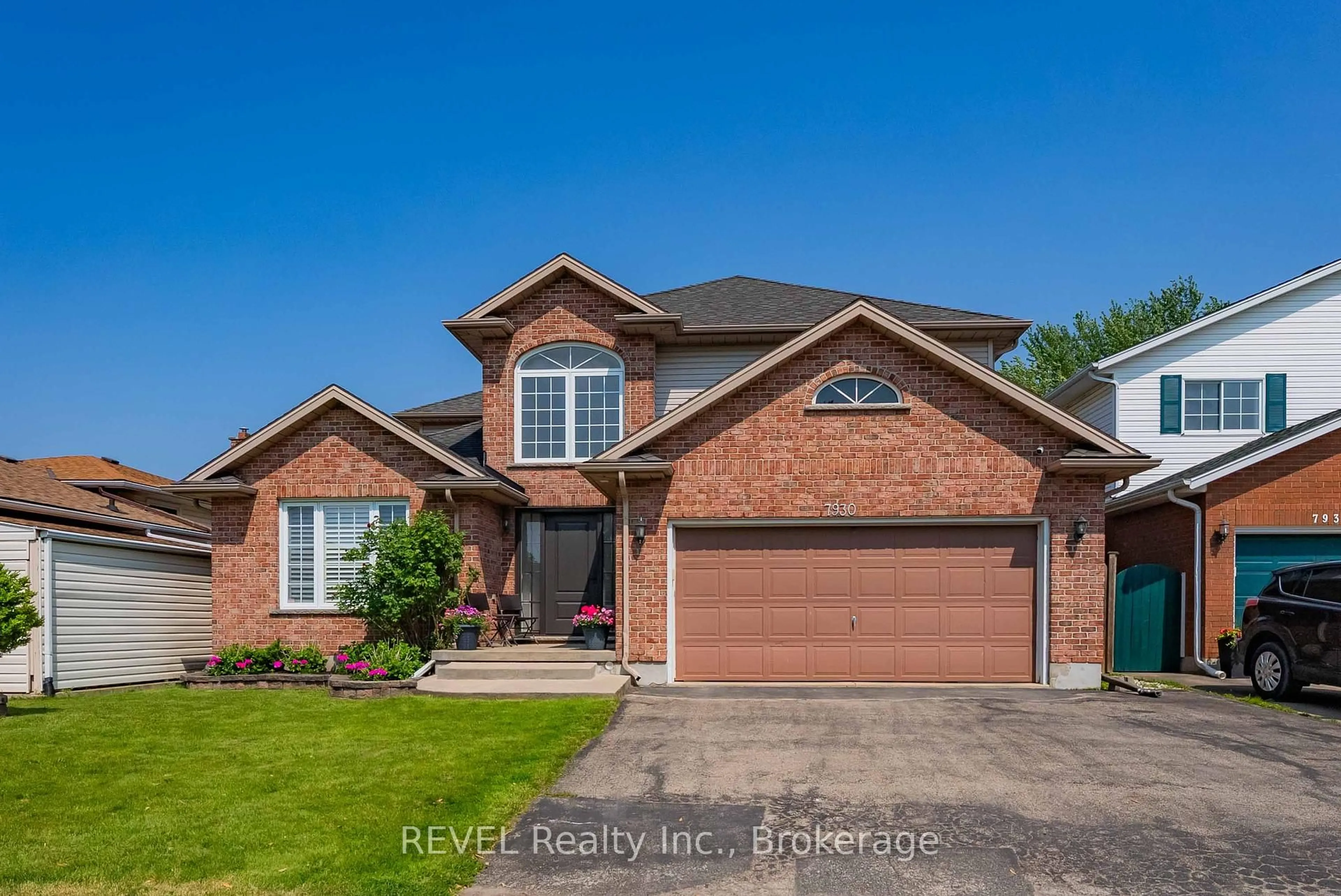 Home with brick exterior material, water/lake/river/ocean view for 7930 Paddock Trail Dr, Niagara Falls Ontario L2H 1X2