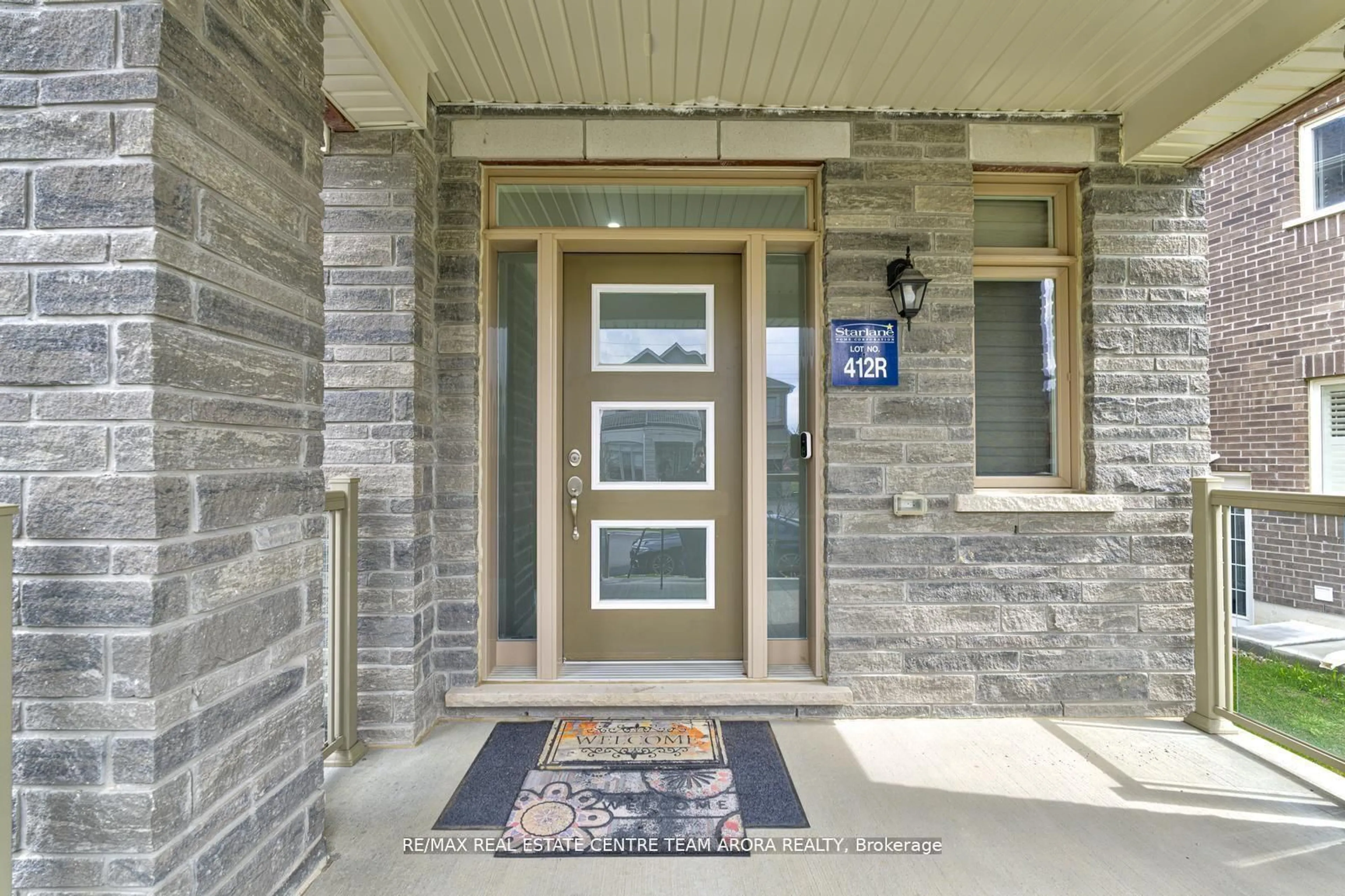 Indoor entryway for 11 Trailbank Gdns, Hamilton Ontario L8B 1Z3