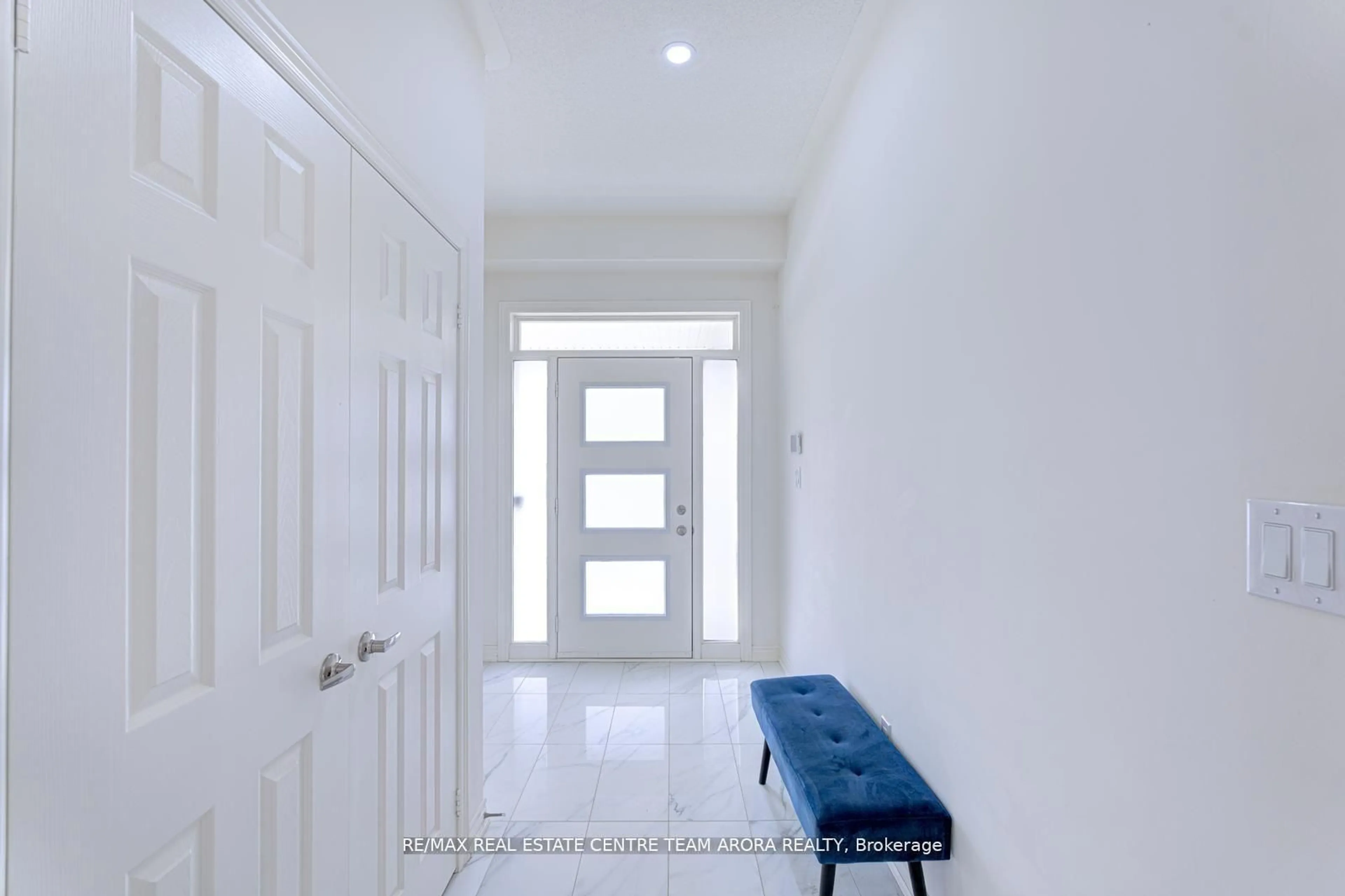 Indoor entryway for 11 Trailbank Gdns, Hamilton Ontario L8B 1Z3