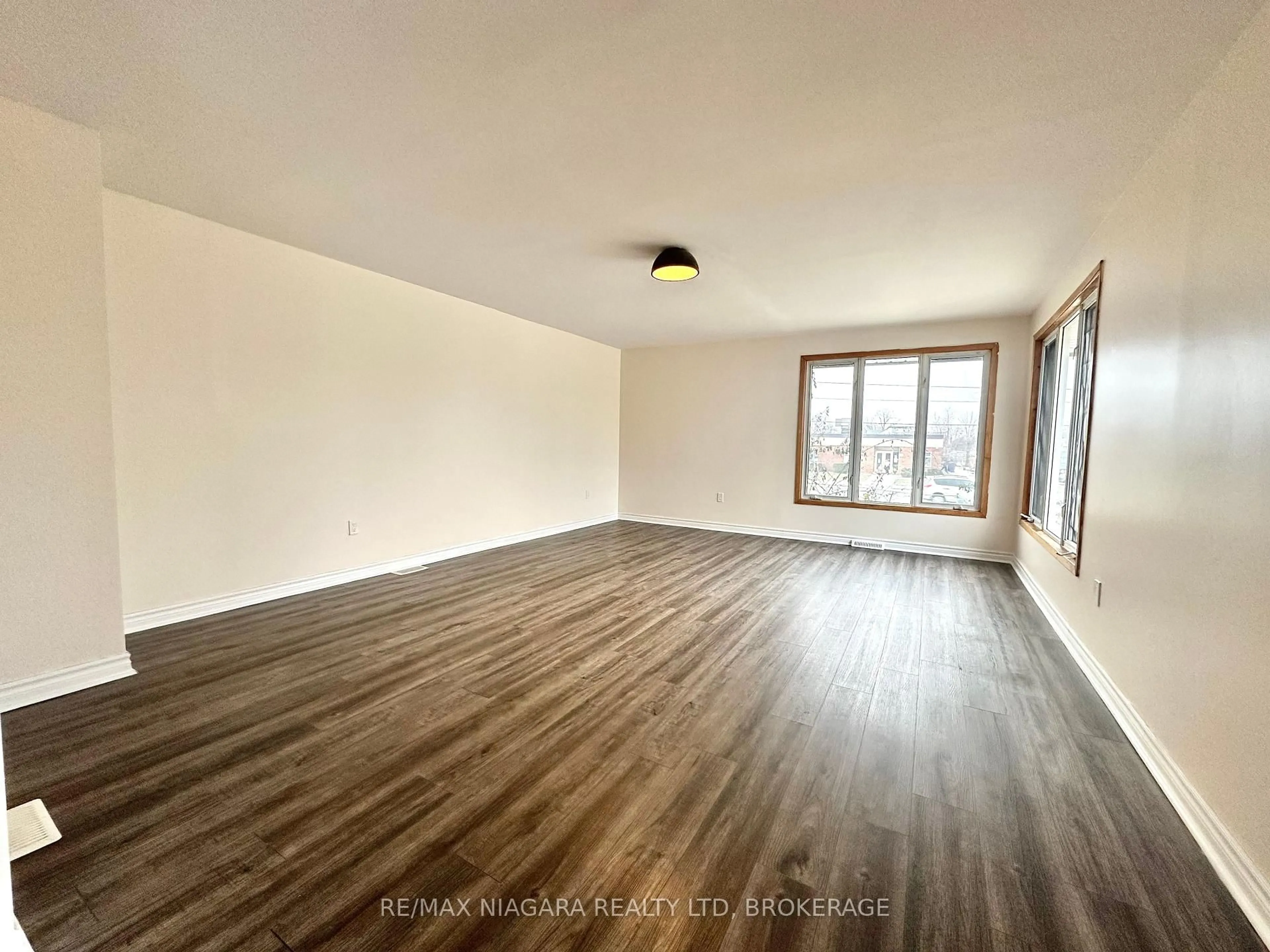 A pic of a room for 114 Catherine St, Fort Erie Ontario L2A 2H6