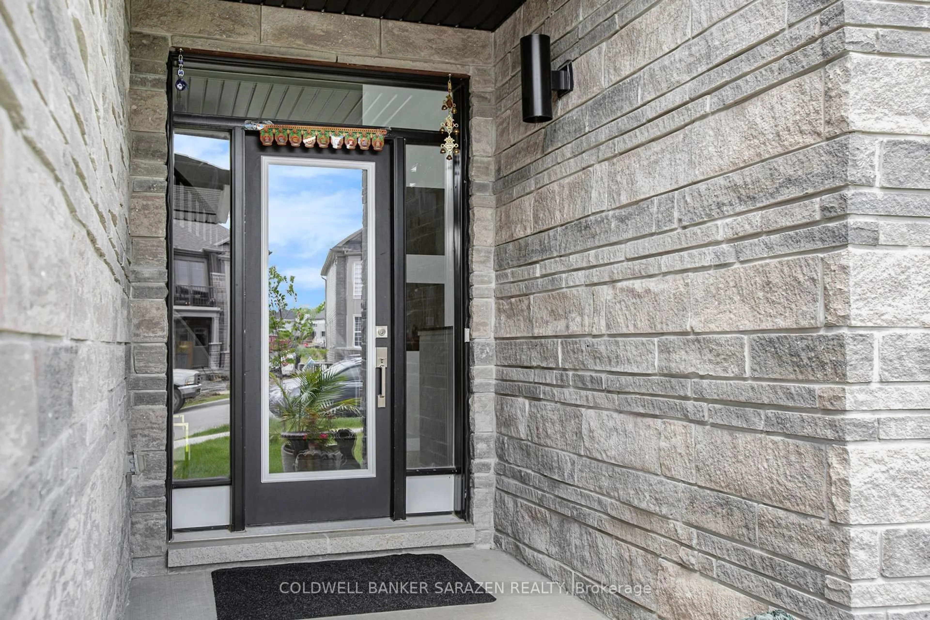 Indoor entryway for 28 Dun Skipper Dr, Ottawa Ontario K1X 0J3