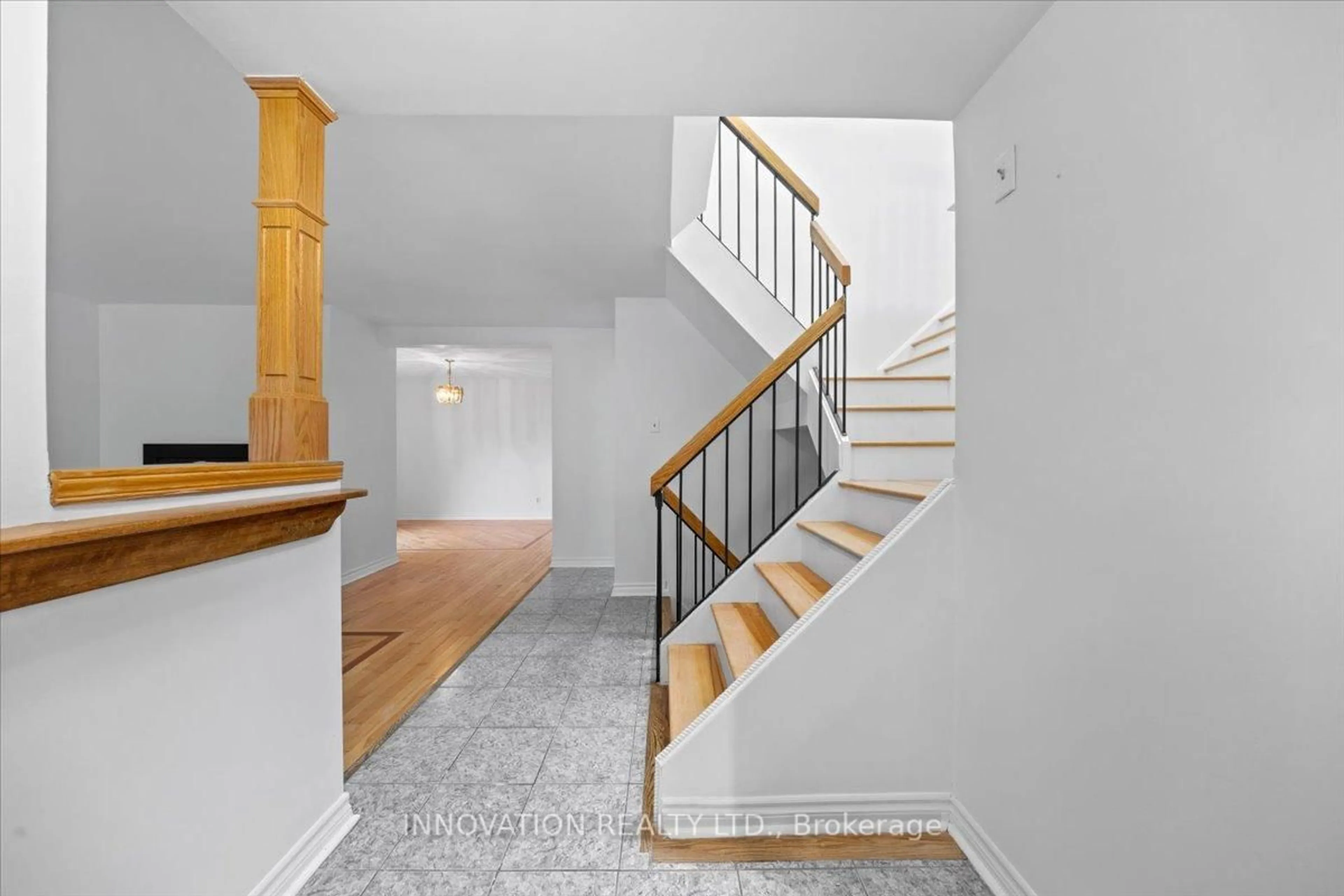 Indoor foyer for 1553 Marcoux Dr, Orleans Ontario K1E 2K5
