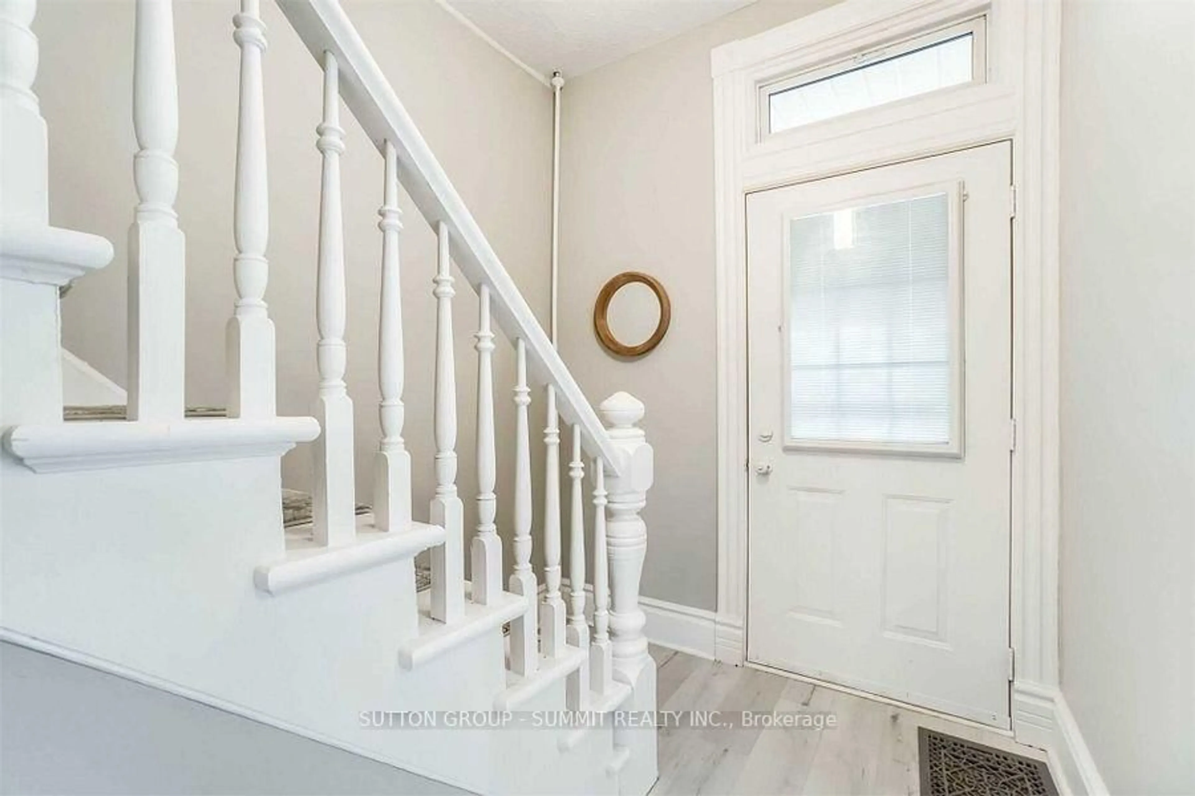 Indoor entryway for 142 Waterloo St, Cambridge Ontario N3H 1N4