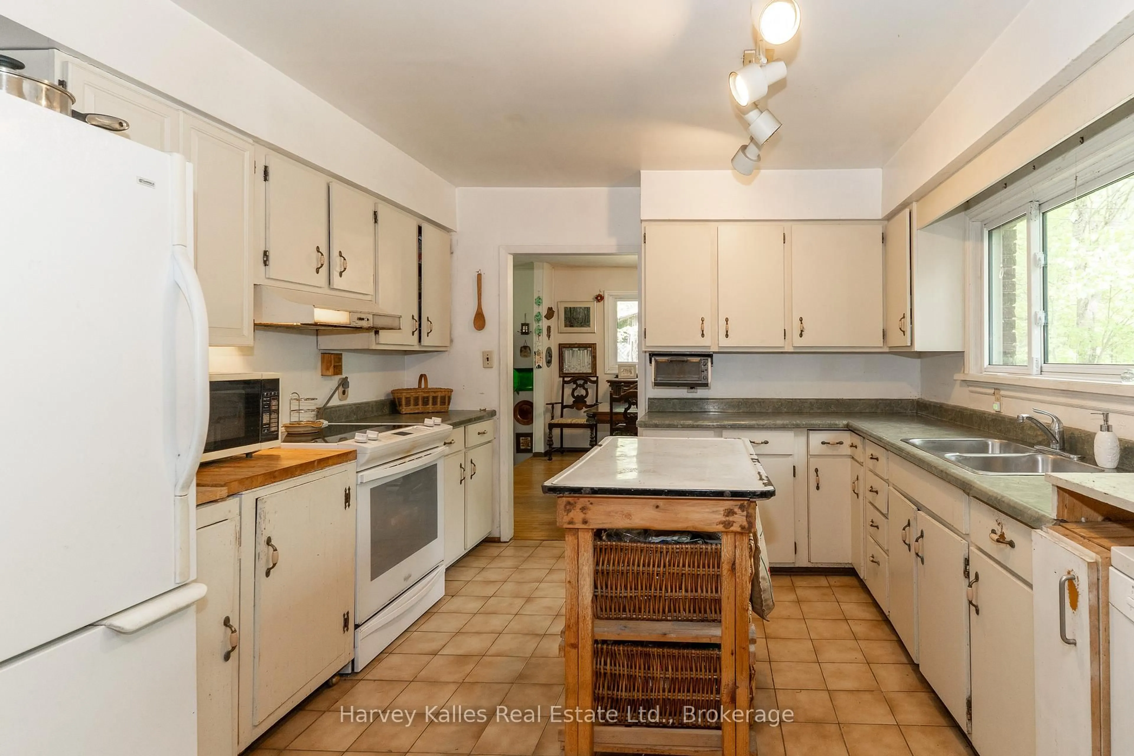 Standard kitchen, unknown for 1099 Peterson Rd, Bracebridge Ontario P1L 1X1
