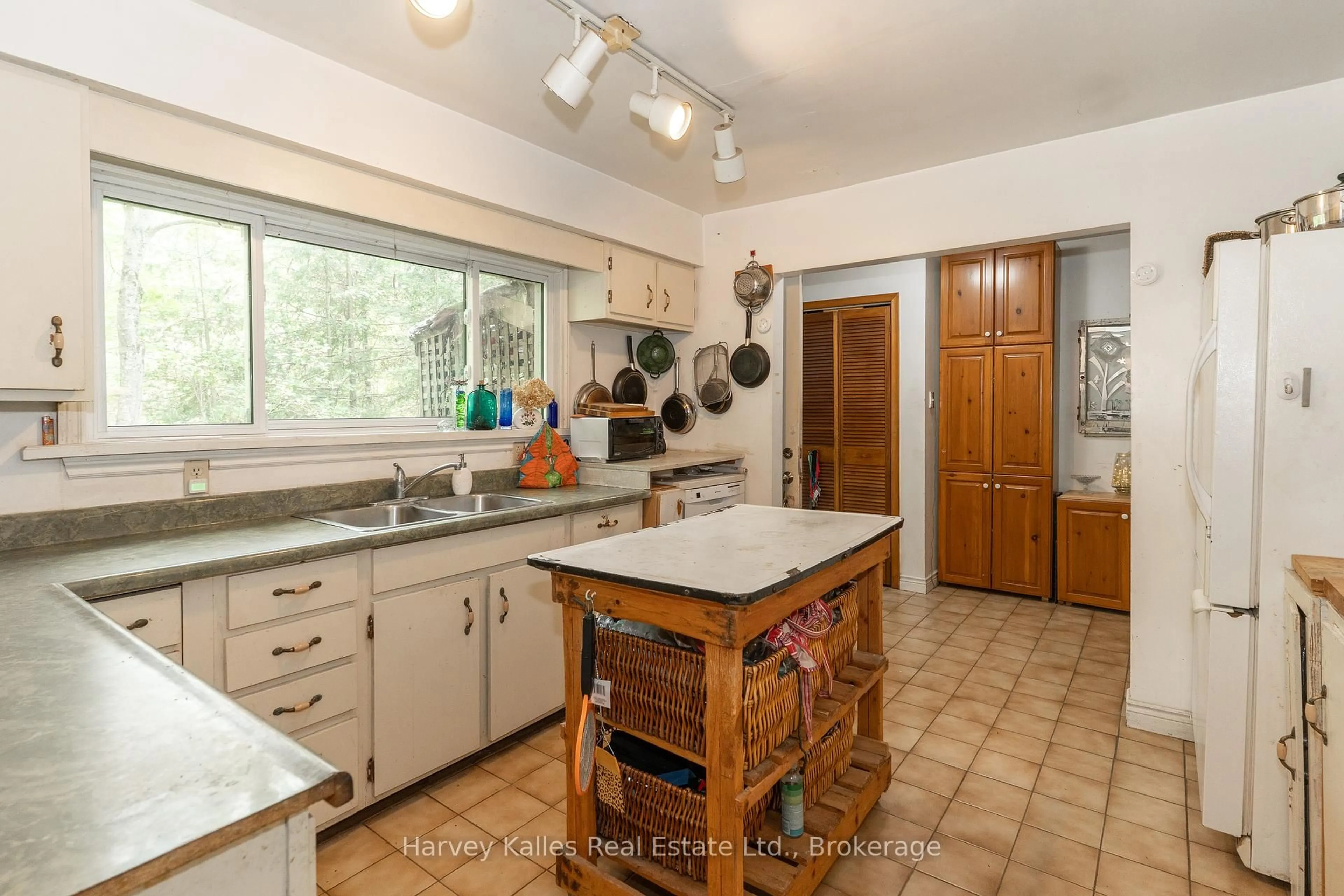 Unknown for 1099 Peterson Rd, Bracebridge Ontario P1L 1X1