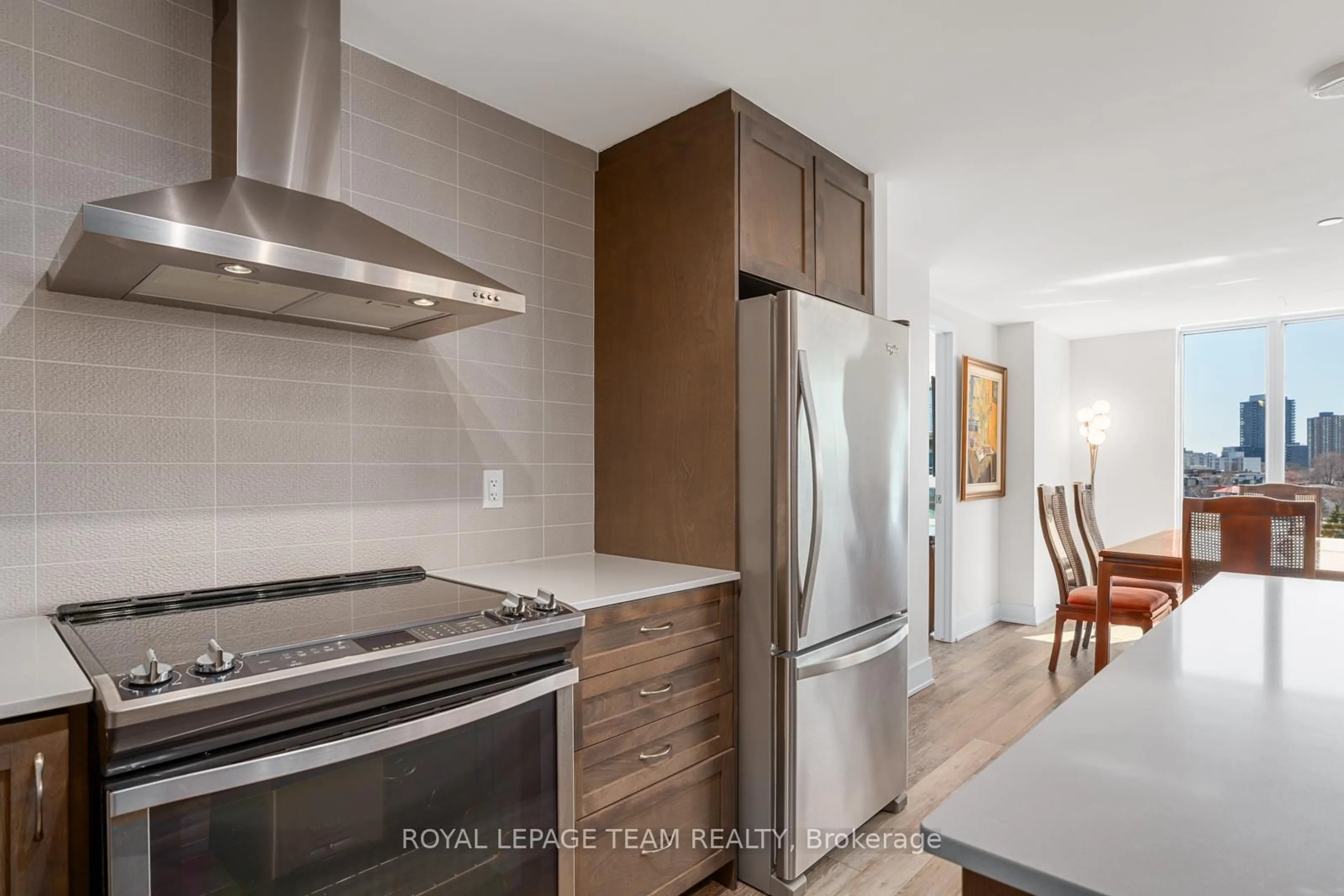 Open concept kitchen, wood/laminate floor for 411 MACKAY St #712, Ottawa Ontario K1M 2C5