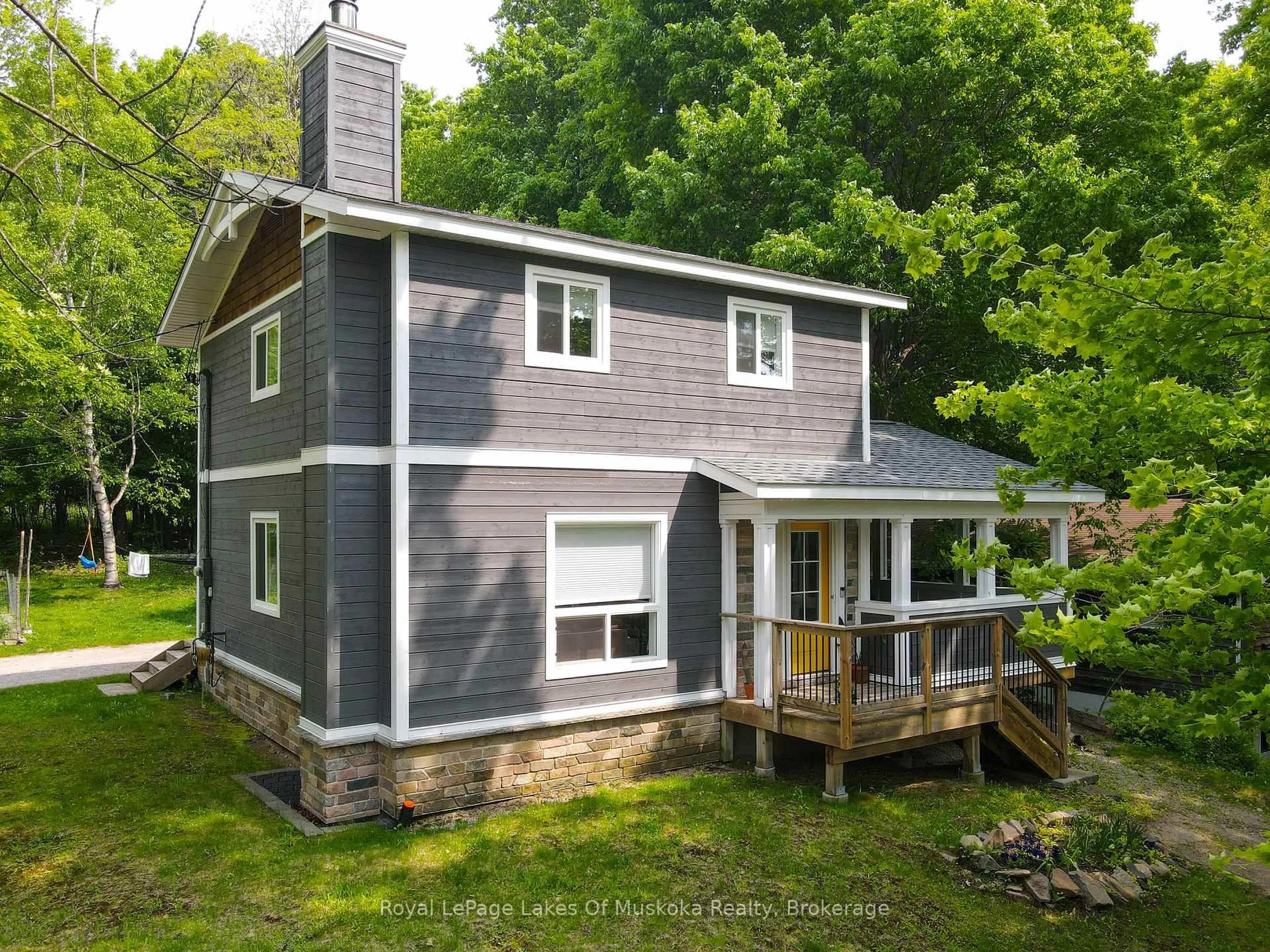 Home with vinyl exterior material, unknown for 38 Florence St, Huntsville Ontario P1H 1V4