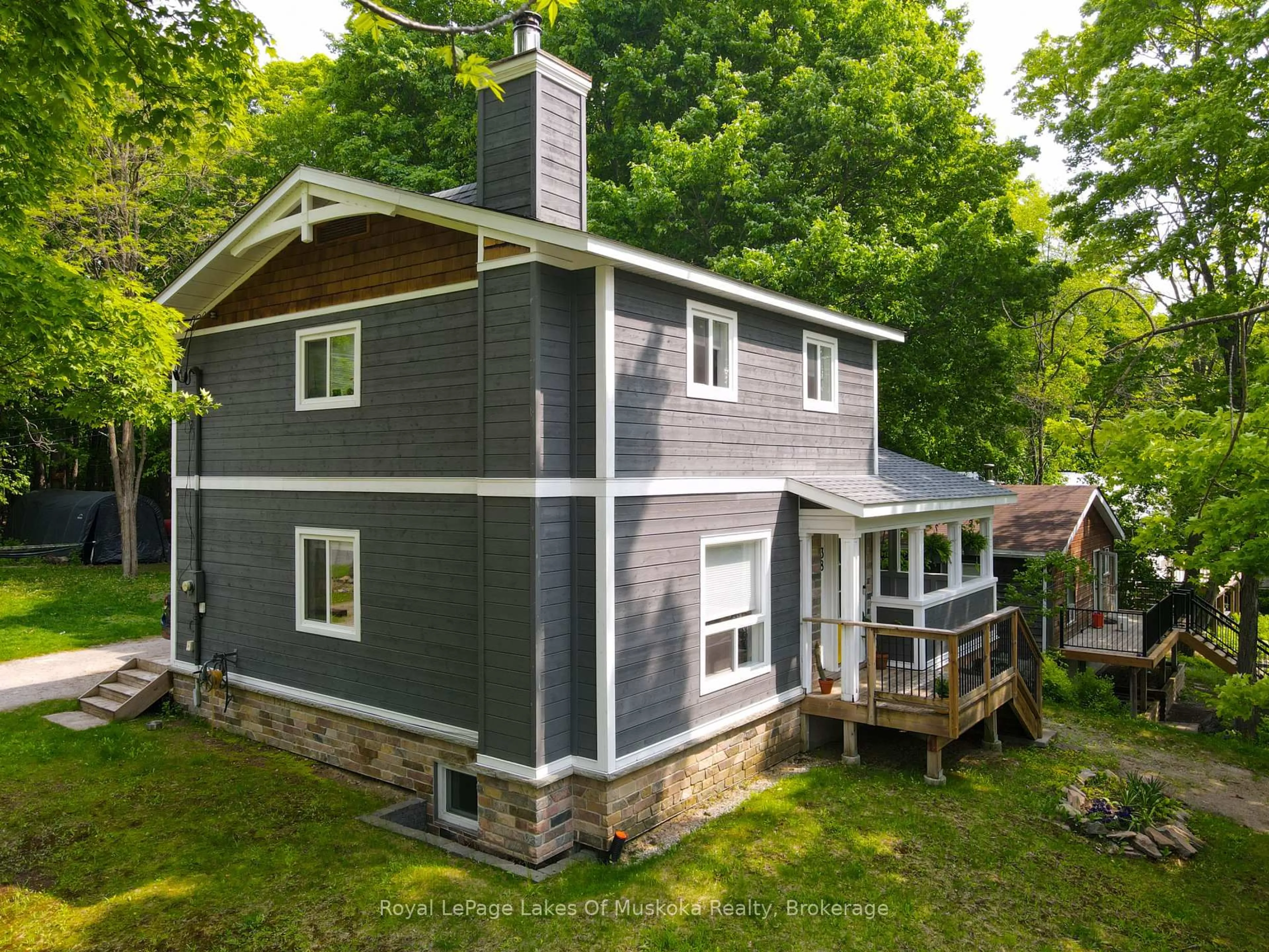A pic from outside/outdoor area/front of a property/back of a property/a pic from drone, unknown for 38 Florence St, Huntsville Ontario P1H 1V4