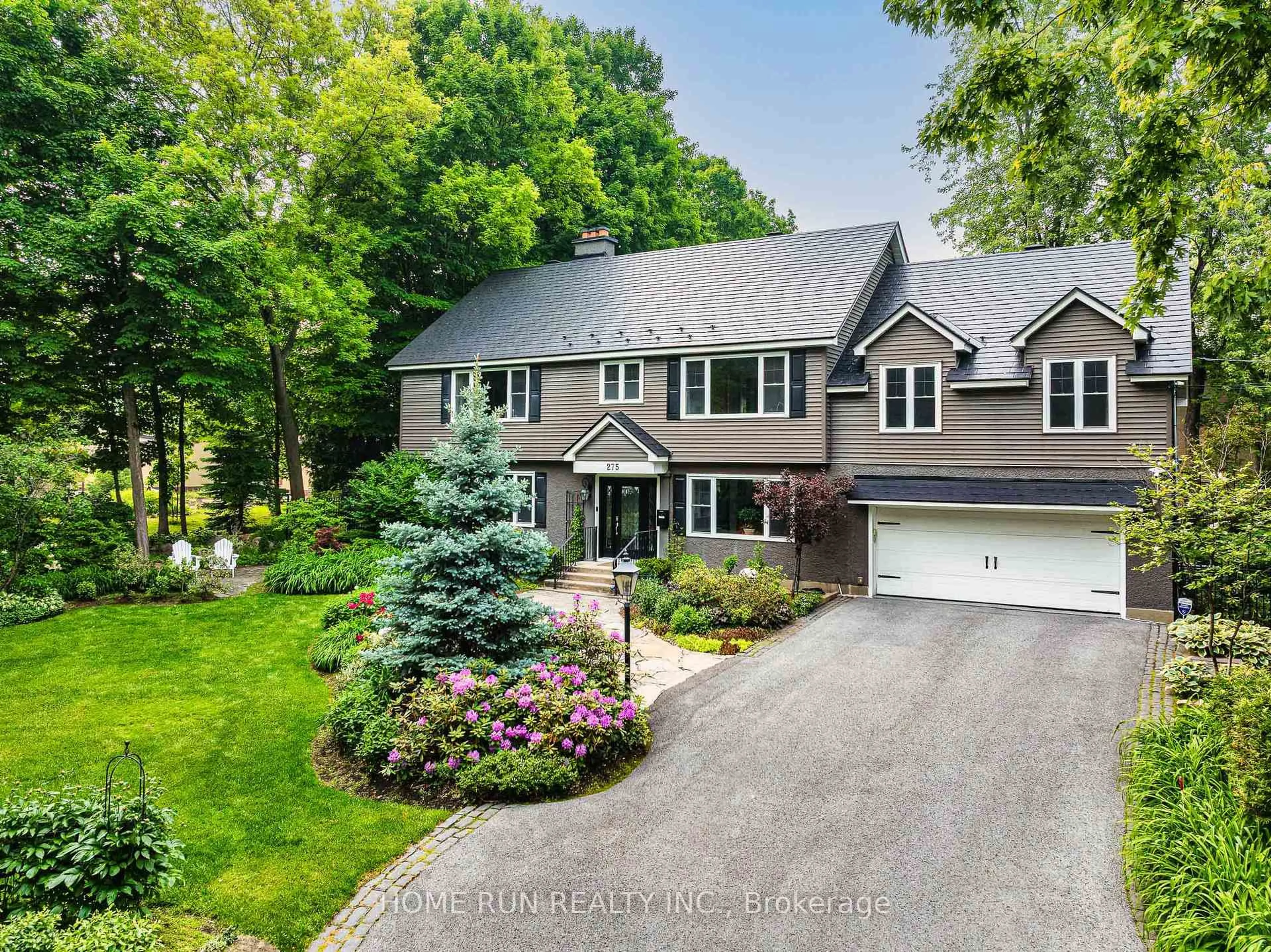 A pic from outside/outdoor area/front of a property/back of a property/a pic from drone, street for 275 BUCHAN Rd, Ottawa Ontario K1M 0W4