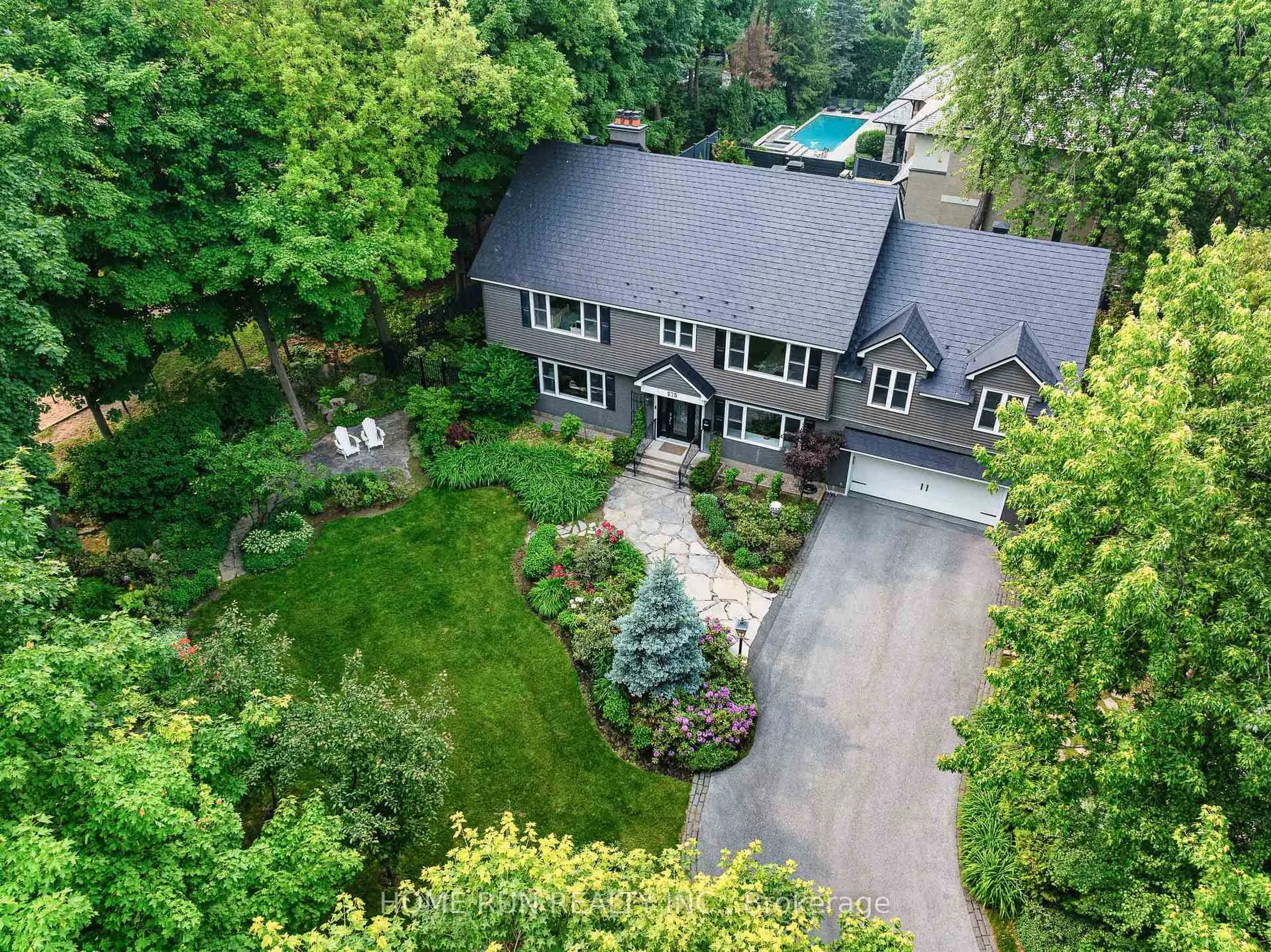 A pic from outside/outdoor area/front of a property/back of a property/a pic from drone, street for 275 BUCHAN Rd, Ottawa Ontario K1M 0W4