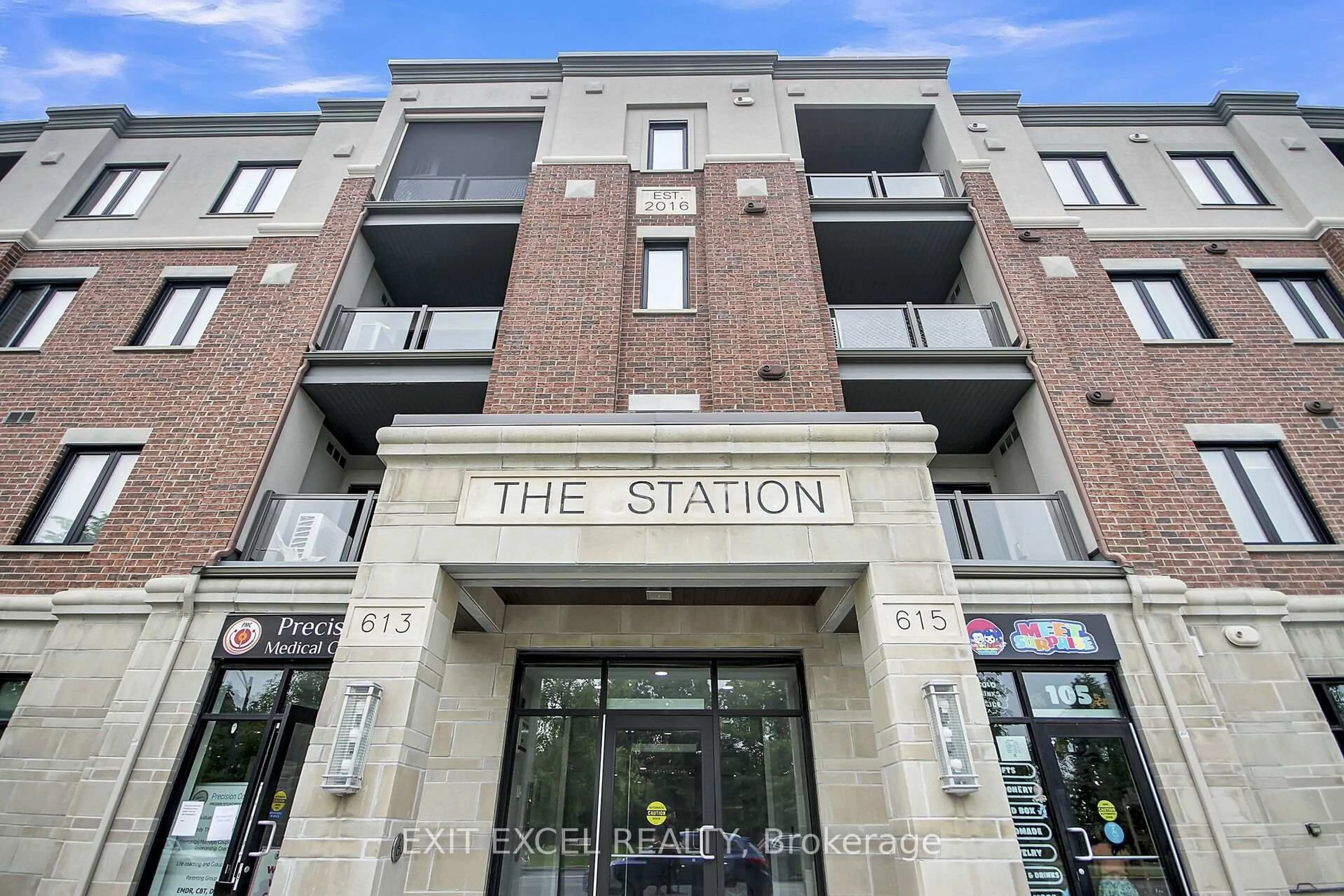 Indoor foyer for 615 Longfields Dr #307, Ottawa Ontario K2J 6J3