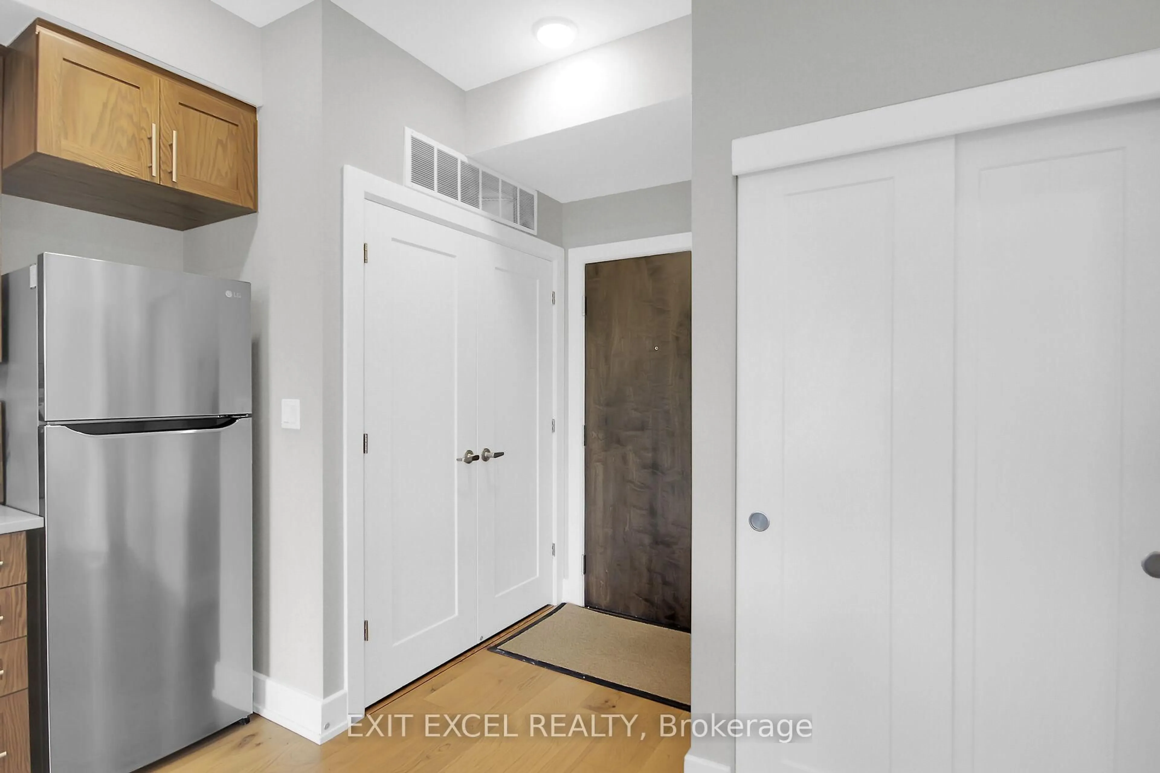Indoor entryway for 615 Longfields Dr #307, Ottawa Ontario K2J 6J3