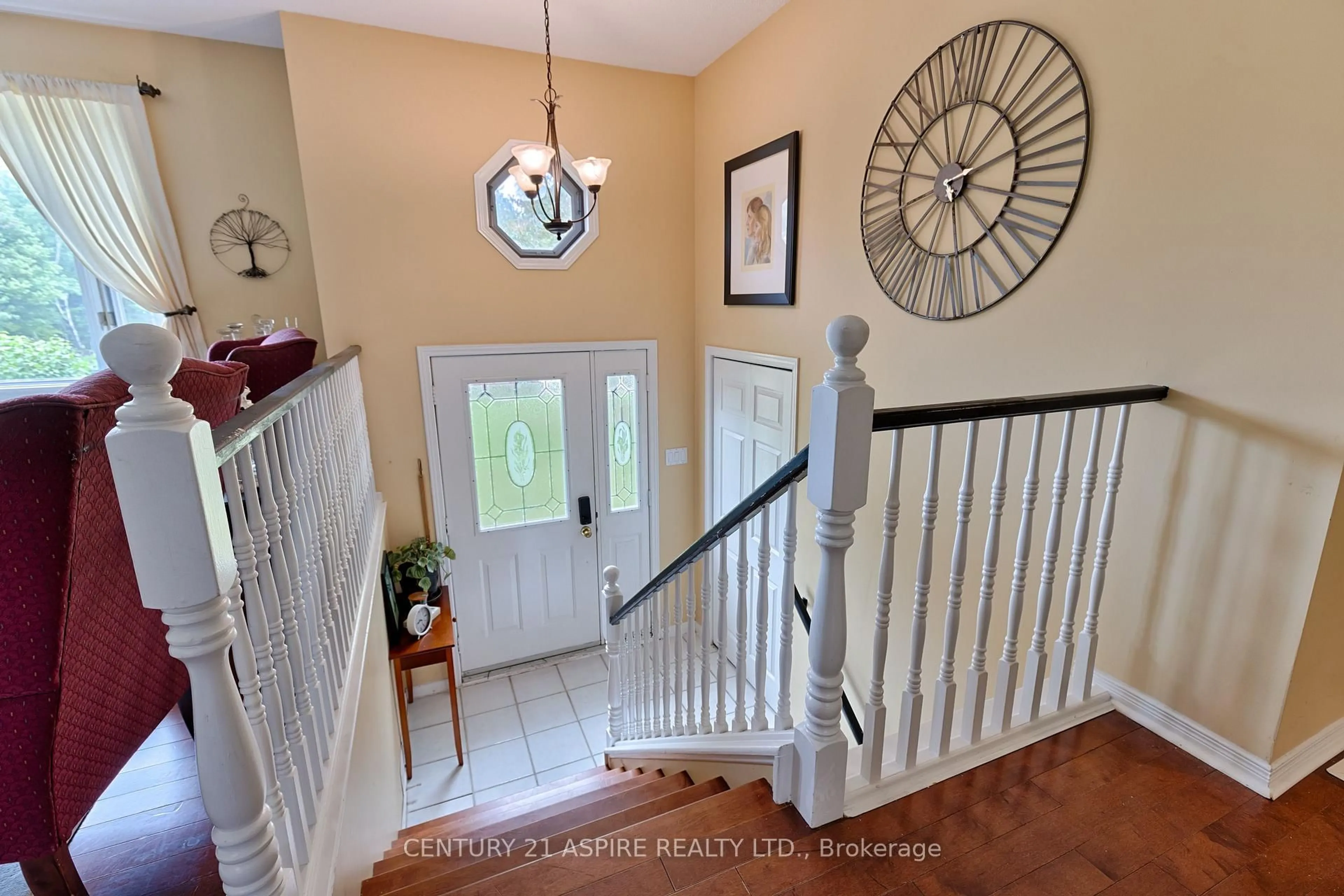 Indoor entryway for 8 Jason St, Petawawa Ontario K8H 3N2