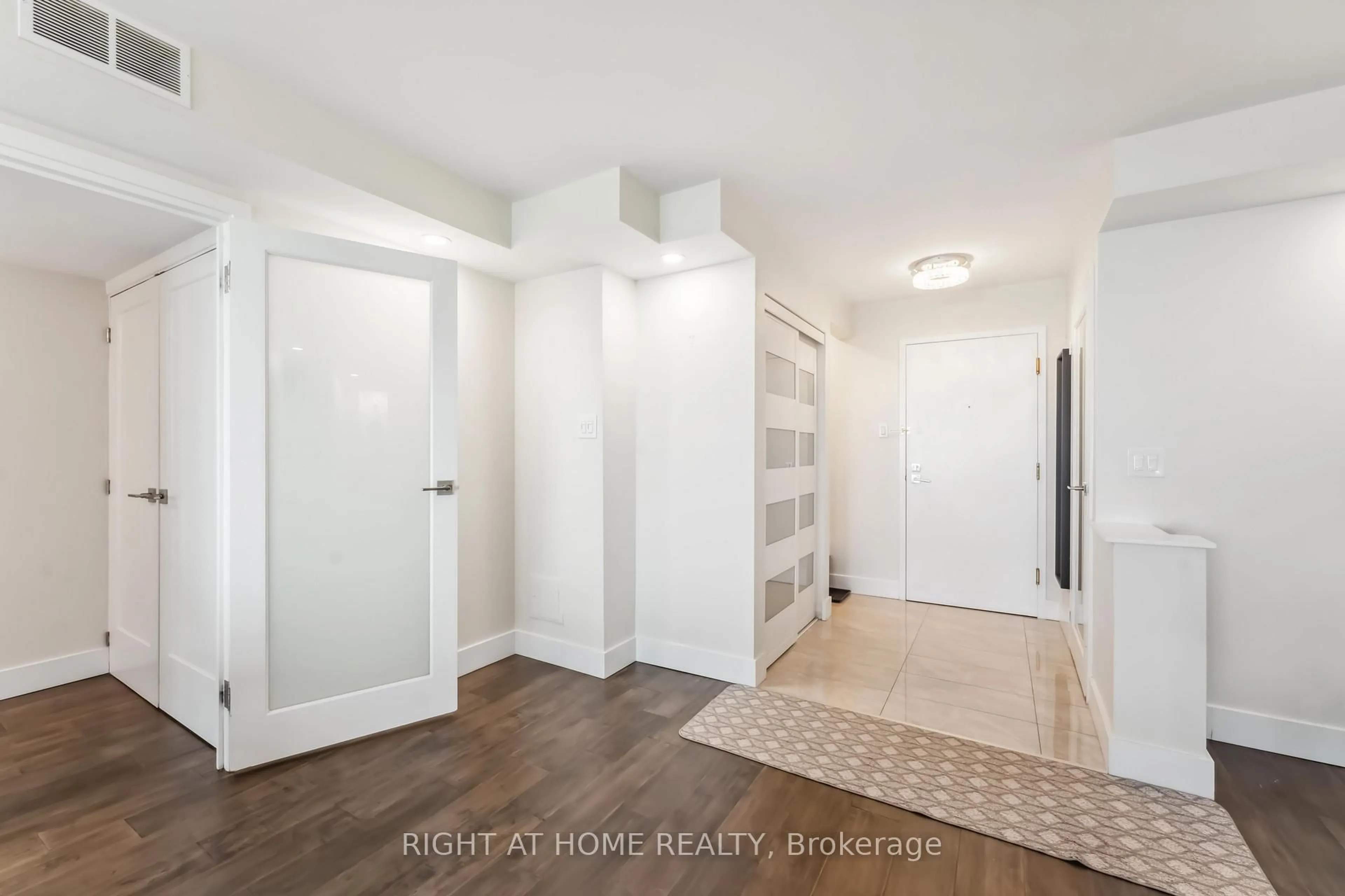 Indoor entryway for 1500 Riverside Dr #1608, Ottawa Ontario K1G 4J4
