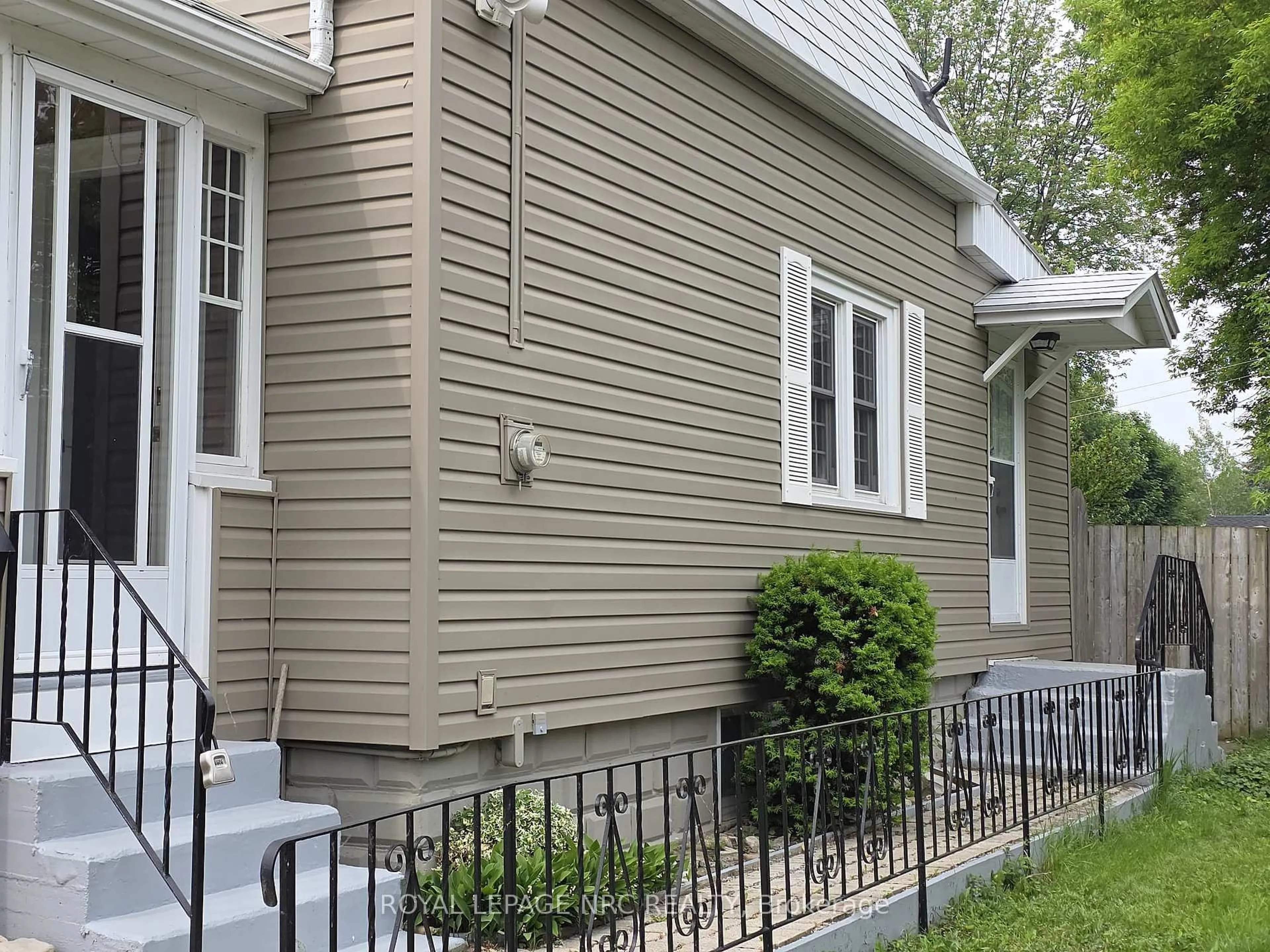 Home with vinyl exterior material, street for 120 Erie St, Port Colborne Ontario L3K 4M2