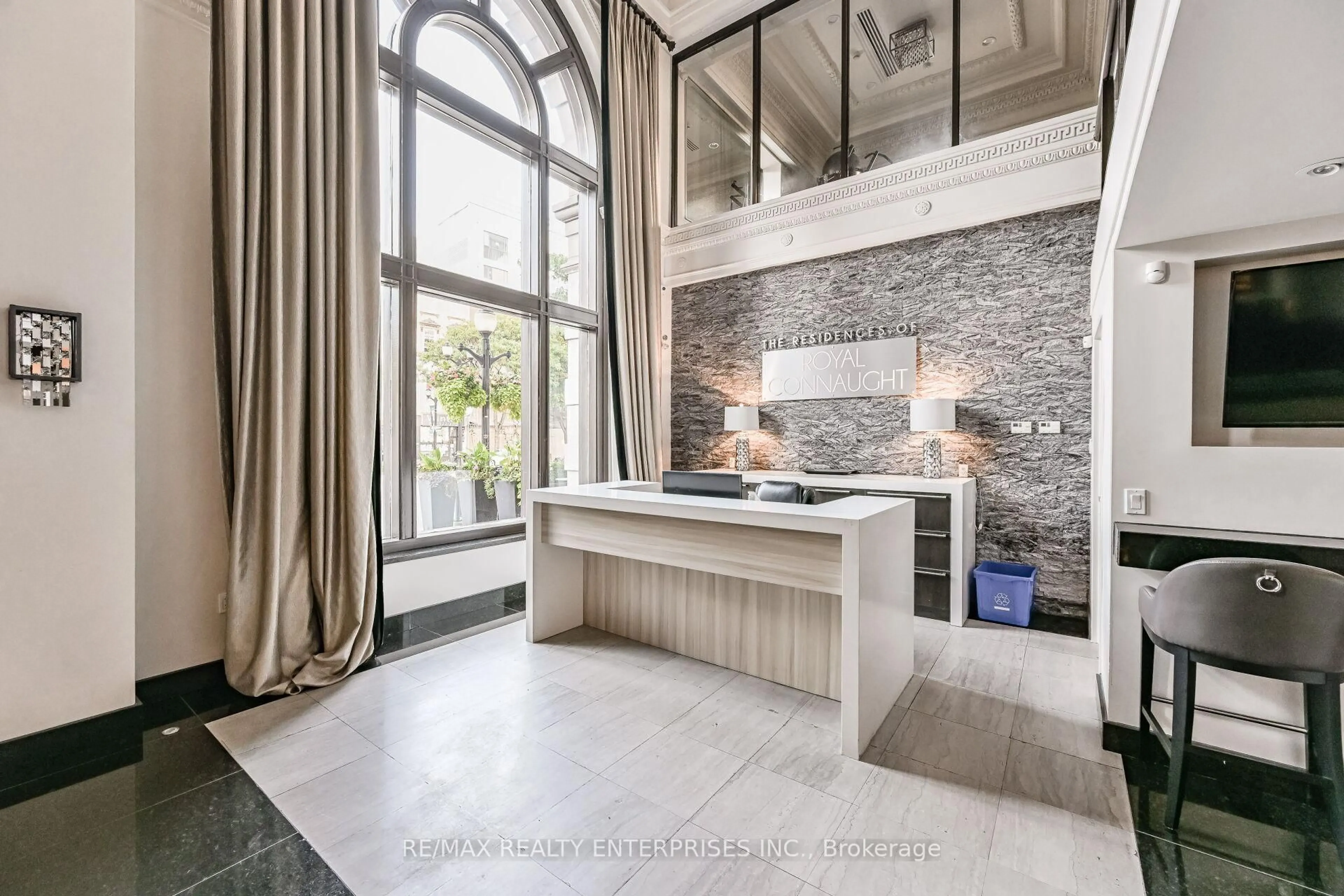 Contemporary bathroom, ceramic/tile floor for 112 King St ##PH05, Hamilton Ontario L8N 1A8