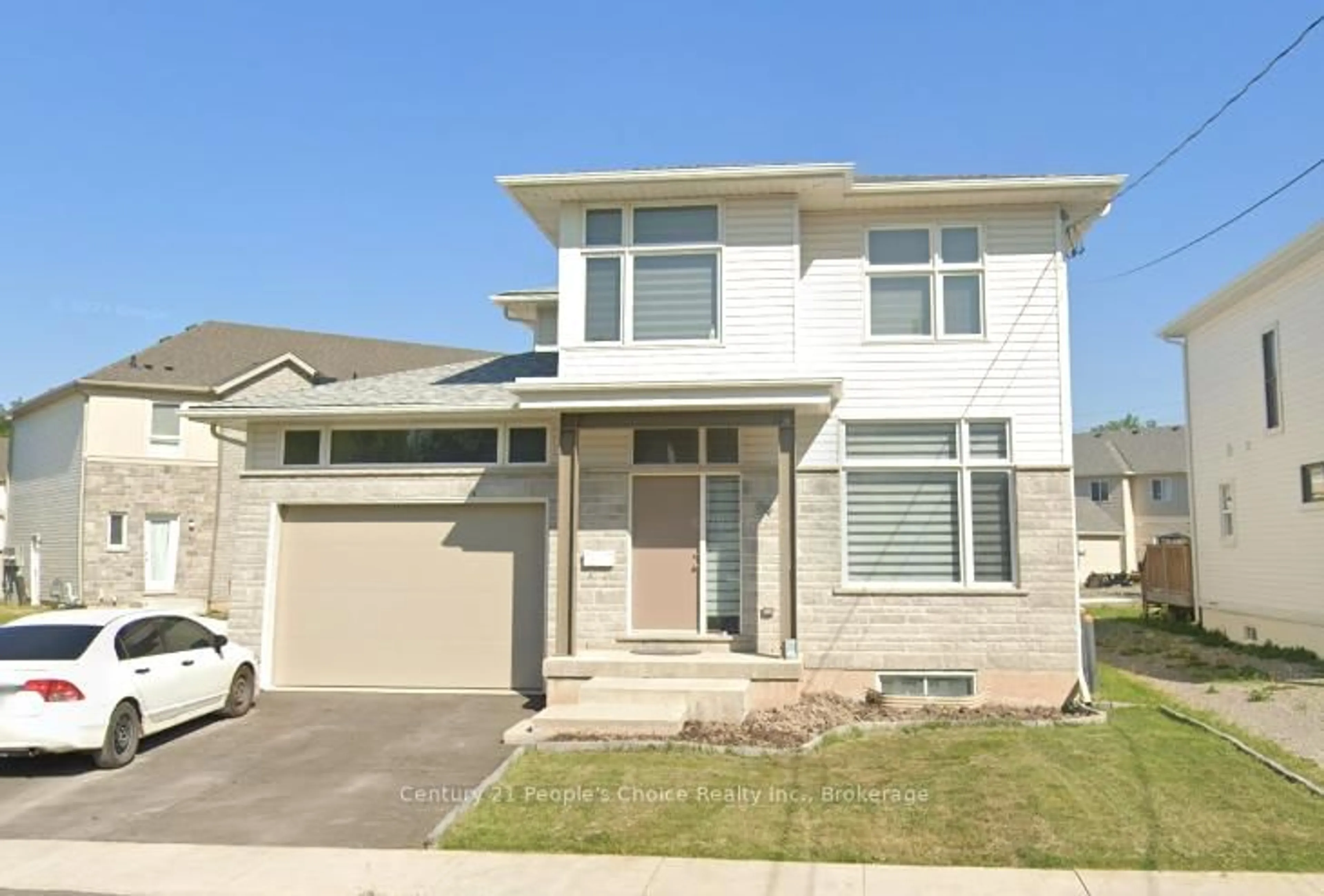Home with vinyl exterior material, street for 54 St George St, Welland Ontario L3C 5N2