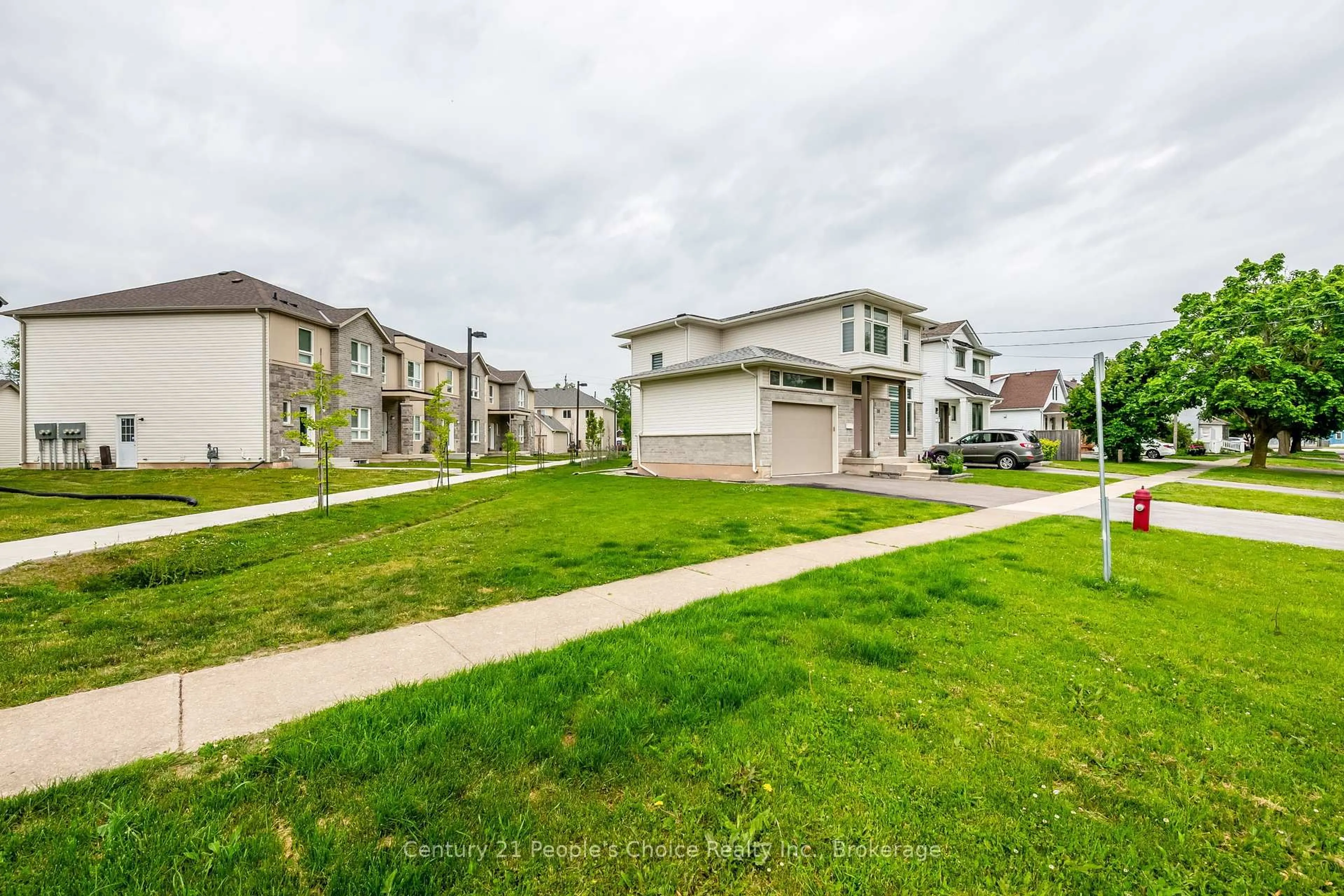 A pic from outside/outdoor area/front of a property/back of a property/a pic from drone, street for 54 St George St, Welland Ontario L3C 5N2