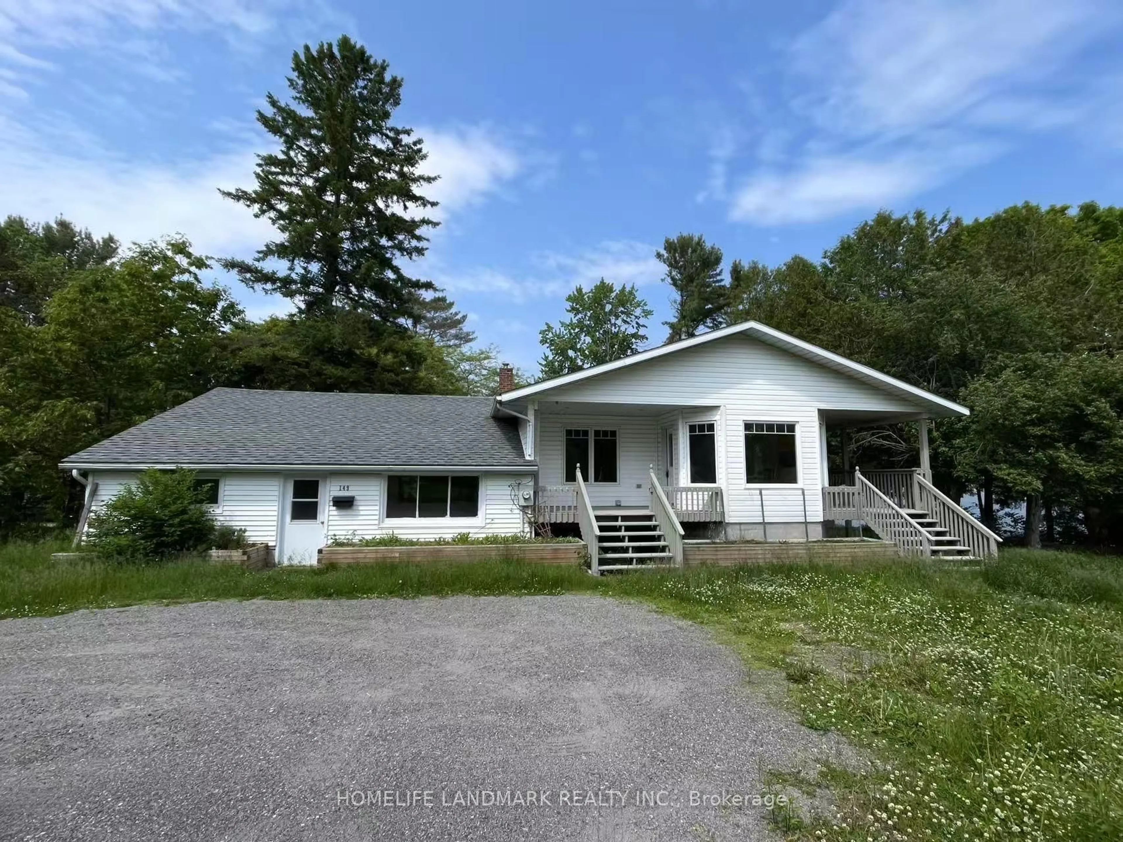 A pic from outside/outdoor area/front of a property/back of a property/a pic from drone, building for 149 WILLIAM St, Parry Sound Ontario P2A 1W3