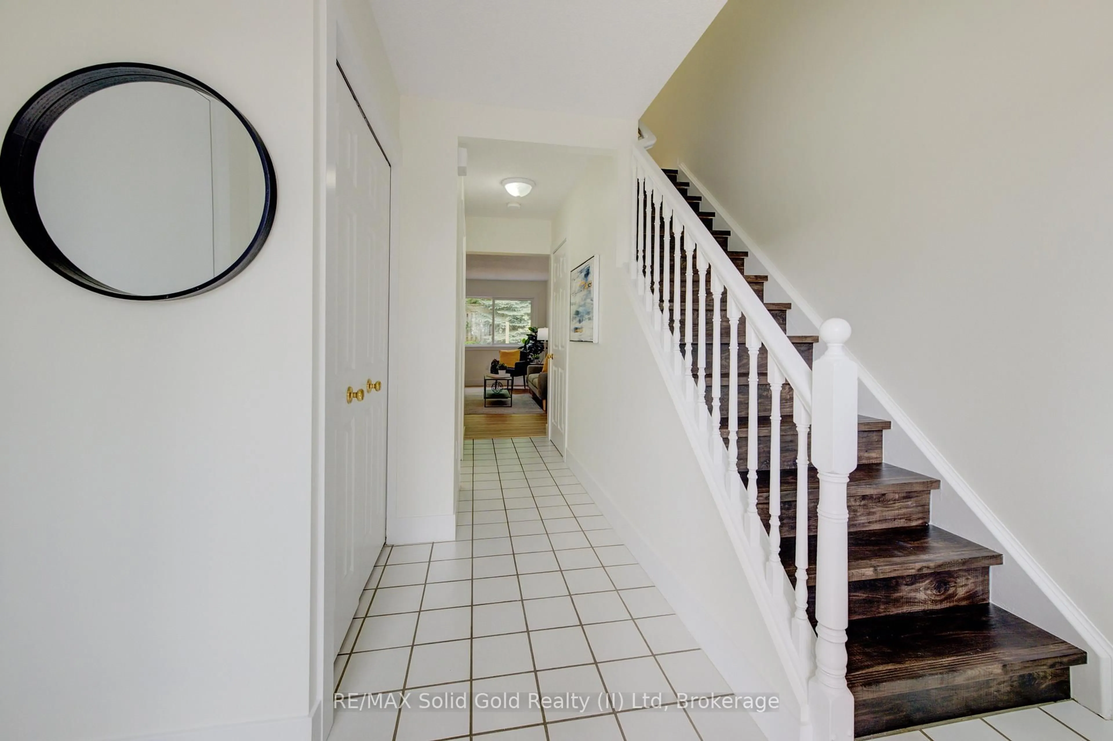 Indoor foyer for 524 Beechwood Dr #3, Waterloo Ontario N2T 2G9