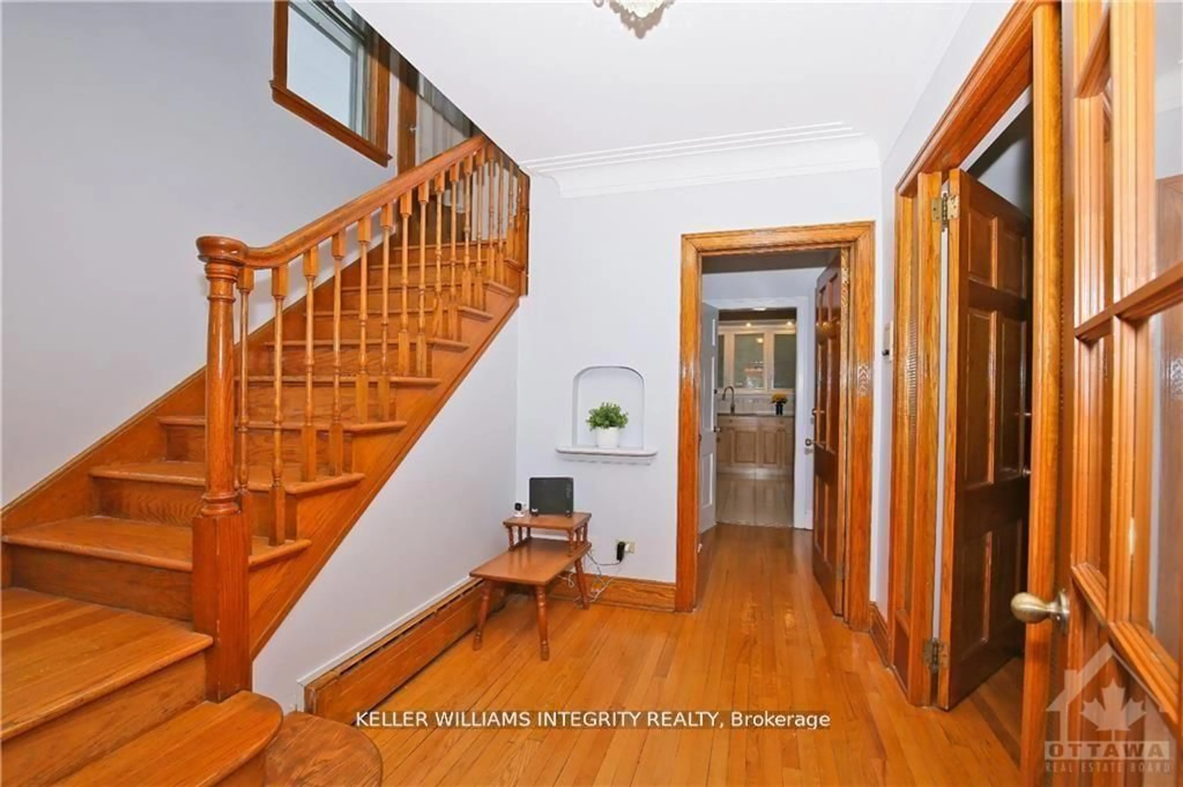 Indoor foyer for 39 GOULBURN Ave, Ottawa Ontario K1N 8C7