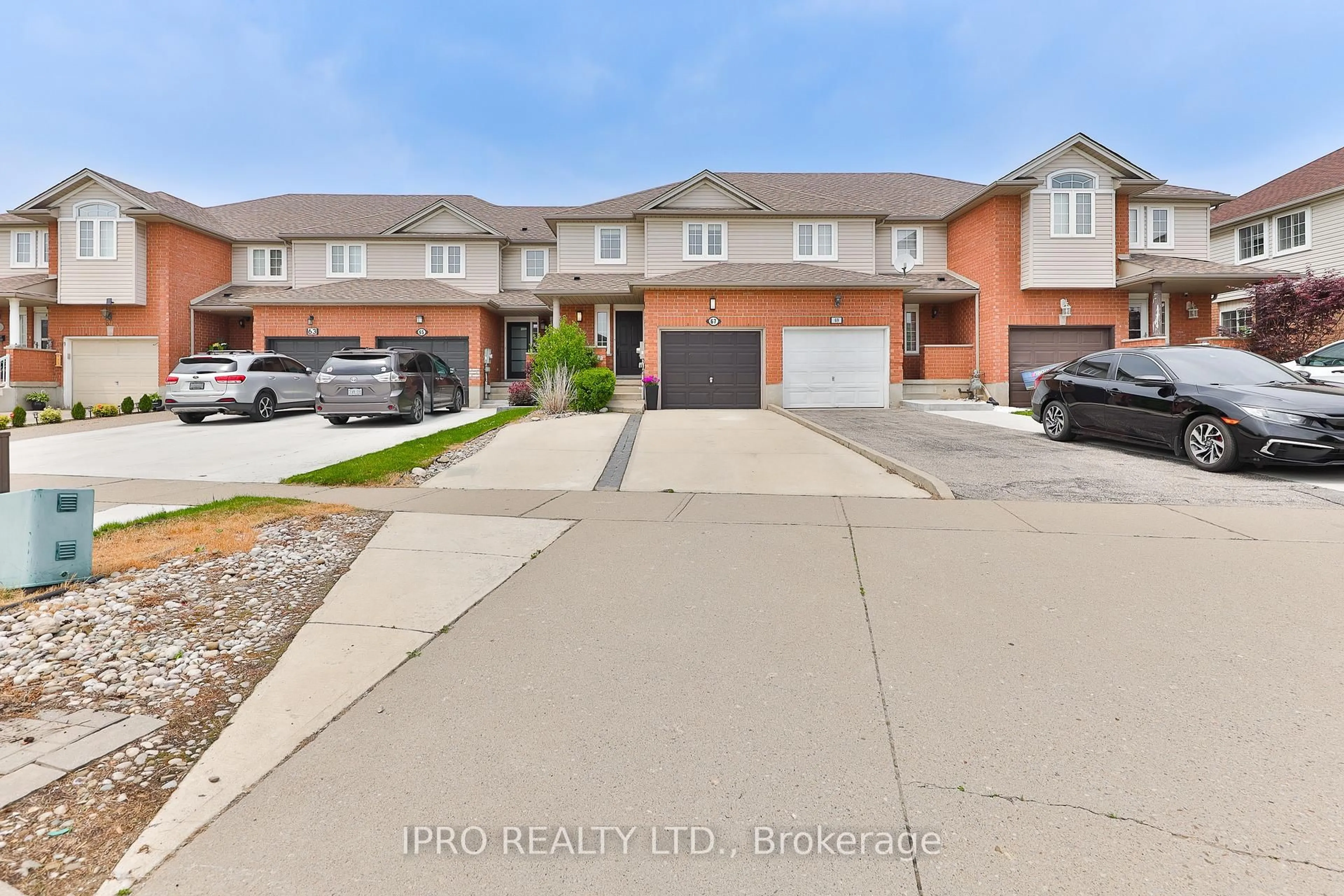 A pic from outside/outdoor area/front of a property/back of a property/a pic from drone, street for 67 Green Gate Blvd, Cambridge Ontario N1T 2E1