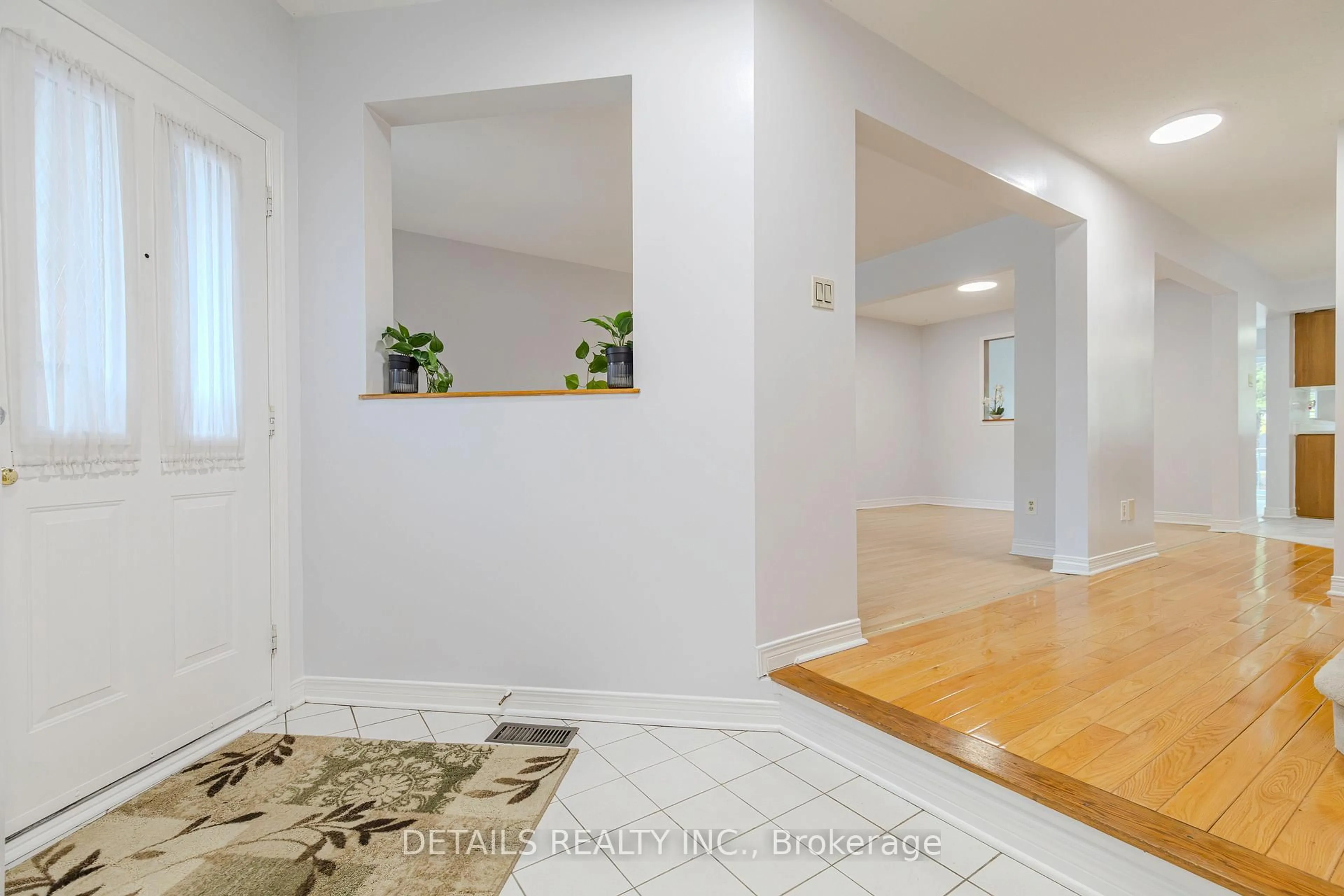 Indoor entryway for 32 Winnegreen Crt, Ottawa Ontario K1G 5S2