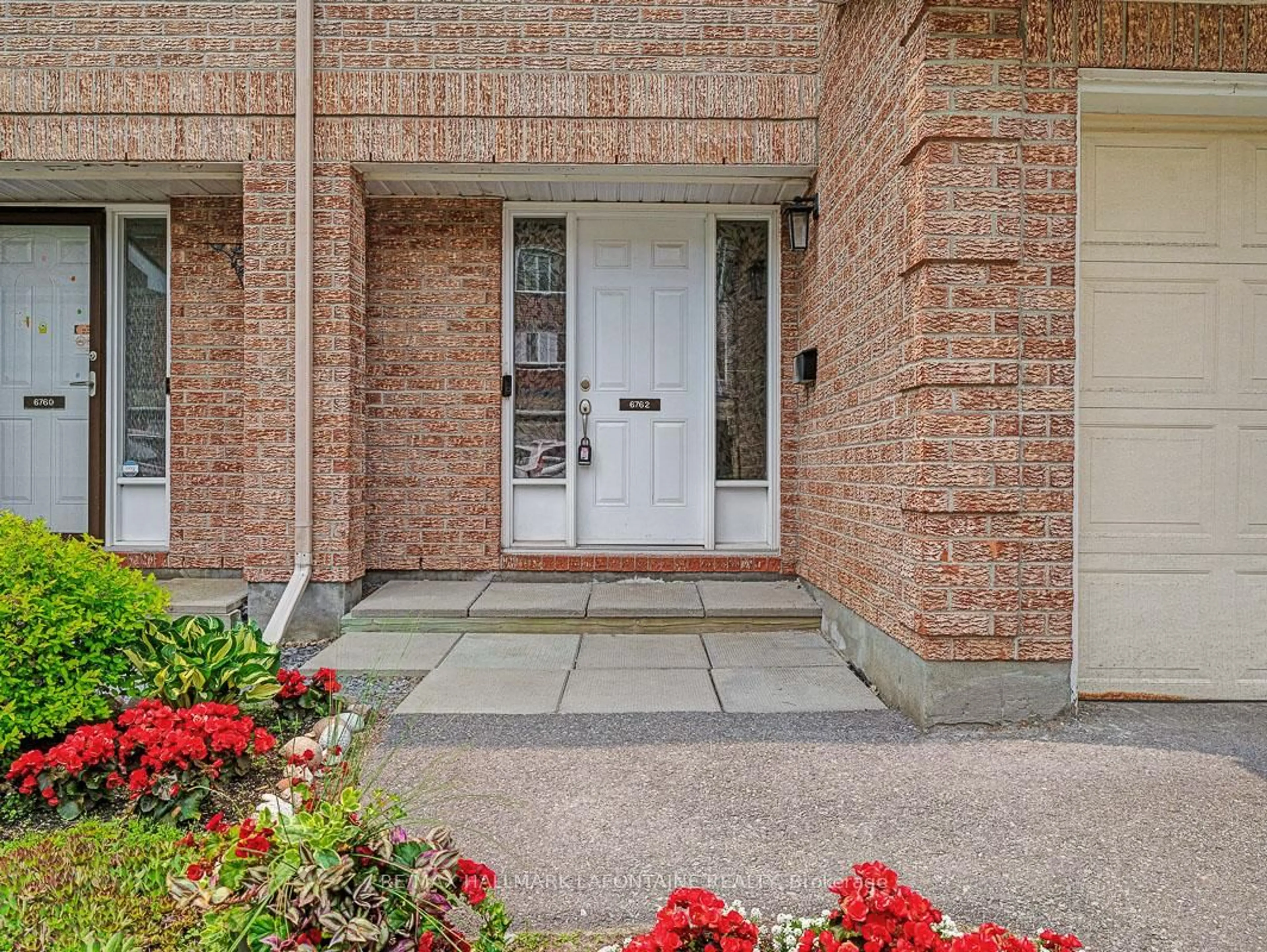 Indoor entryway for 6762 Jeanne Darc Blvd, Ottawa Ontario K1C 6E9