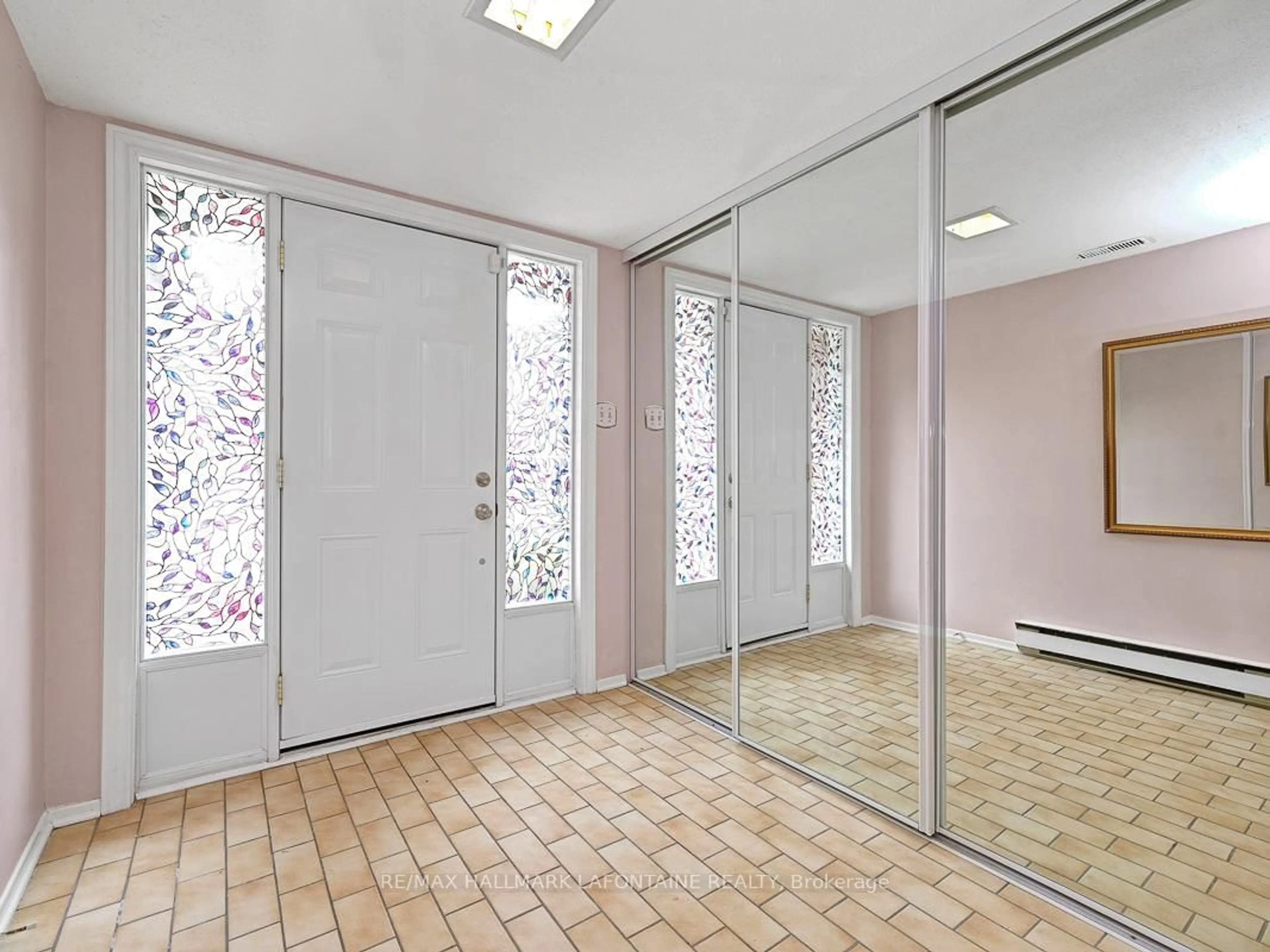 Indoor foyer for 6762 Jeanne Darc Blvd, Ottawa Ontario K1C 6E9
