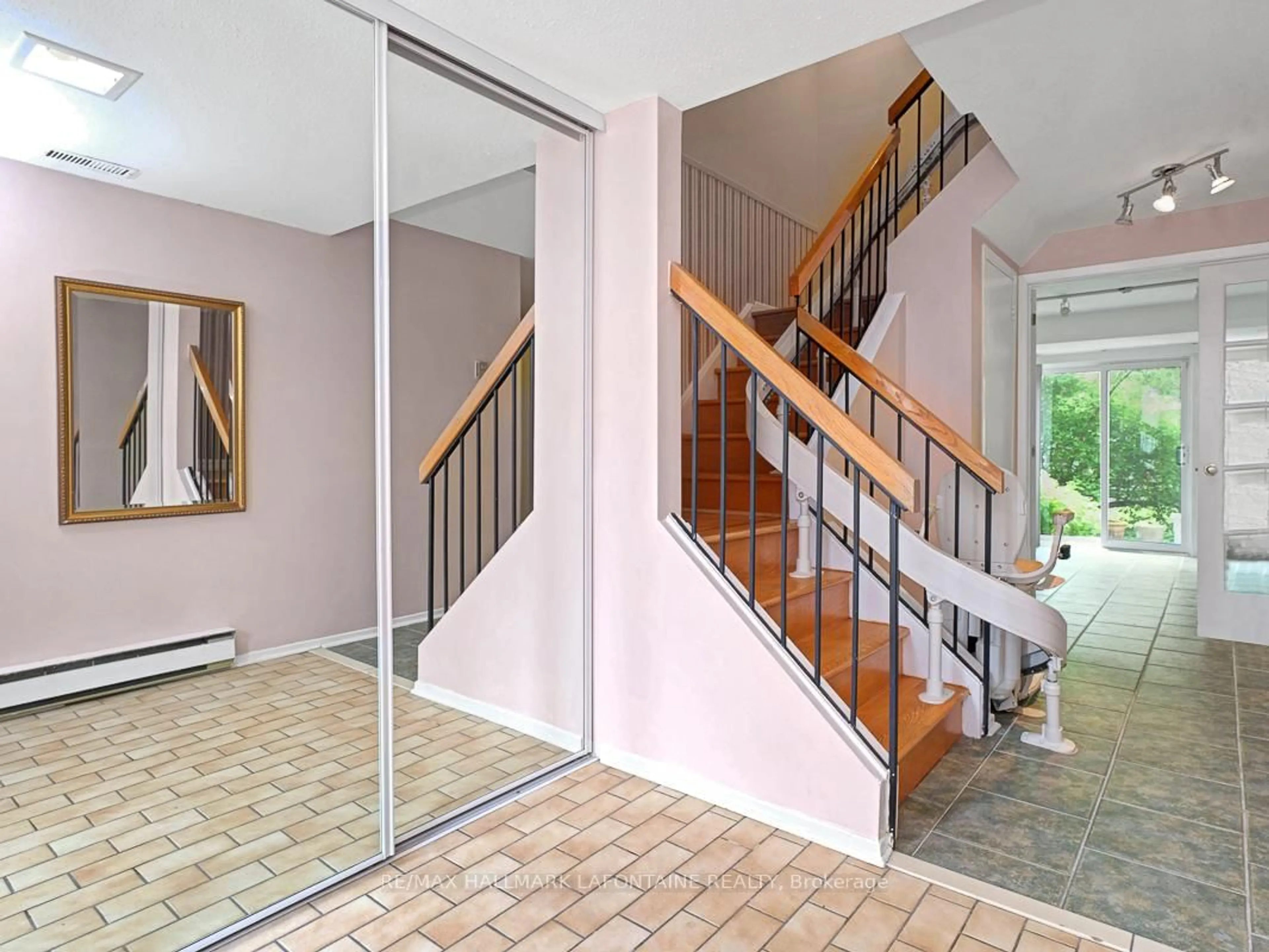 Indoor foyer for 6762 Jeanne Darc Blvd, Ottawa Ontario K1C 6E9