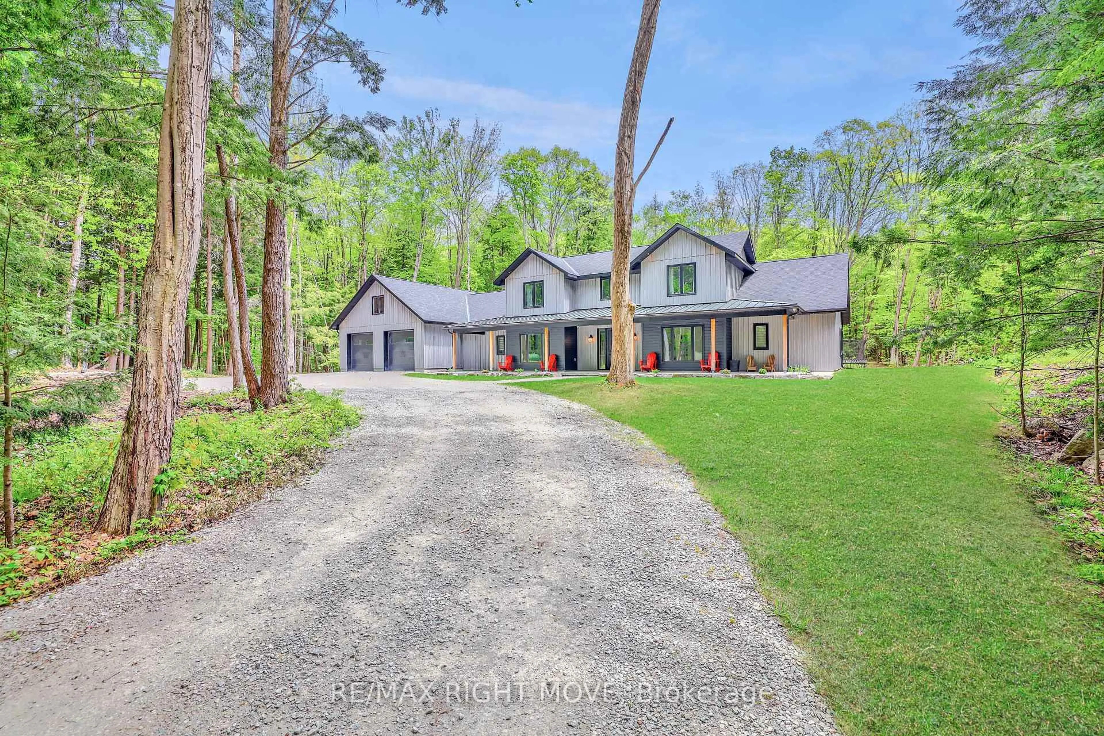 A pic from outside/outdoor area/front of a property/back of a property/a pic from drone, street for 1025 Davis Dr, Gravenhurst Ontario P0E 1N0
