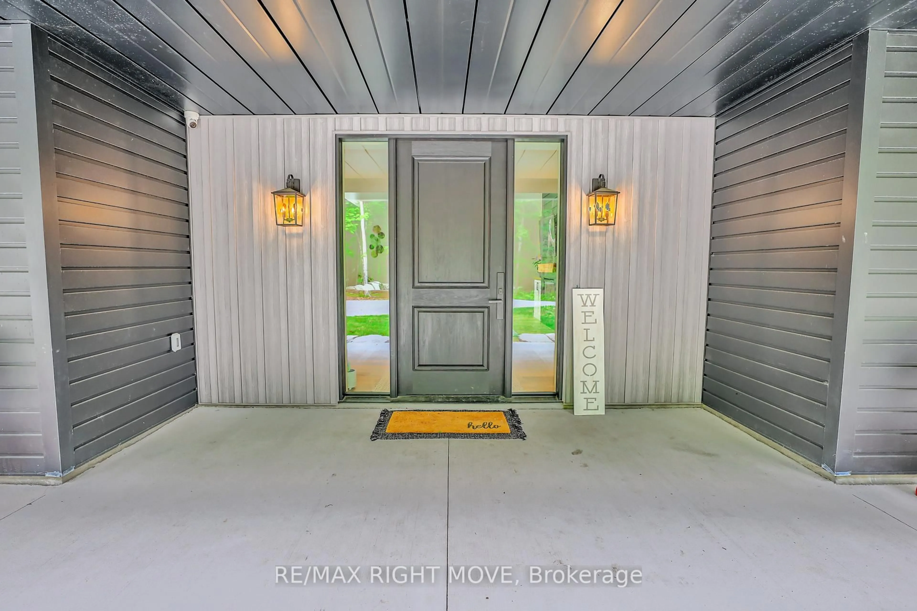 Indoor entryway for 1025 Davis Dr, Gravenhurst Ontario P0E 1N0