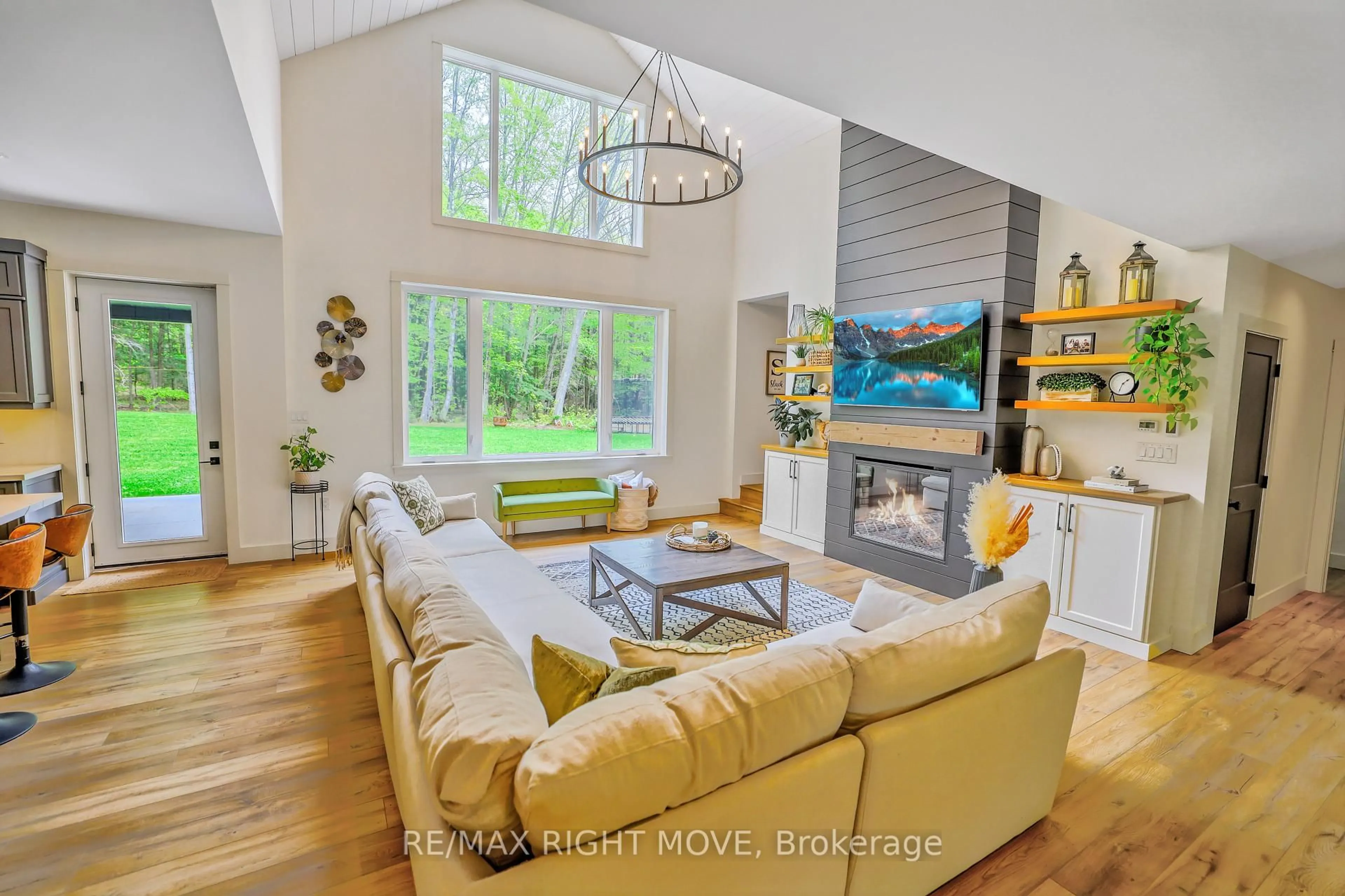 Living room with furniture, wood/laminate floor for 1025 Davis Dr, Gravenhurst Ontario P0E 1N0